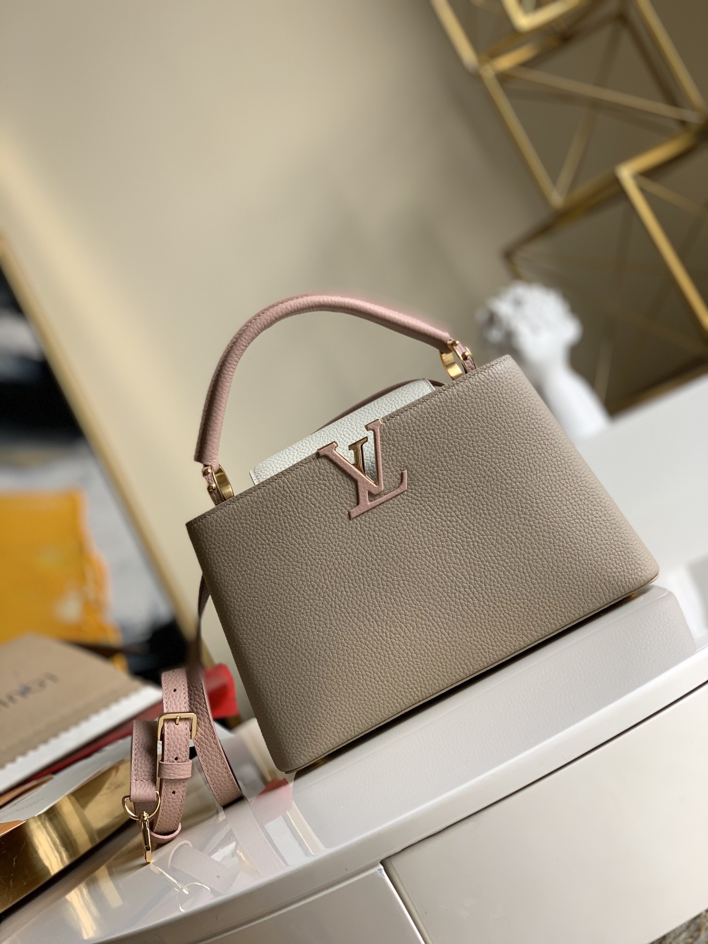 NO:396670,[Exclusive real photo M57223 medium size with super high quality packaging] Naying same veil bag Capucines medium size 31cm handbag Green silver buckle This model is made of Taurillon leather material and matched with eye-catching rose gold metal. The shape is small, the fashionable and soft color complements the simple and simple appearance. It is equipped with a lady-style top handle, which can be shoulder-mounted, cross-body, or carried. Size 31X21x11cm J.1300, LV [original leather], louis vuitton19860909【独家实拍M57223中号配超精品包装】那英同款盖头包Capucines 中号 31cm手袋 绿色银扣这款采用Taurillon皮革材质,搭配醒目的玫瑰金金属 造型小巧,时尚柔美的色彩与简约素净的外观相得益彰,配有淑女风格的顶部手柄,可肩背,可斜挎,亦可手提.尺寸31X21x11cm J.1300,LV【原厂皮】,louis vuitton,Bag