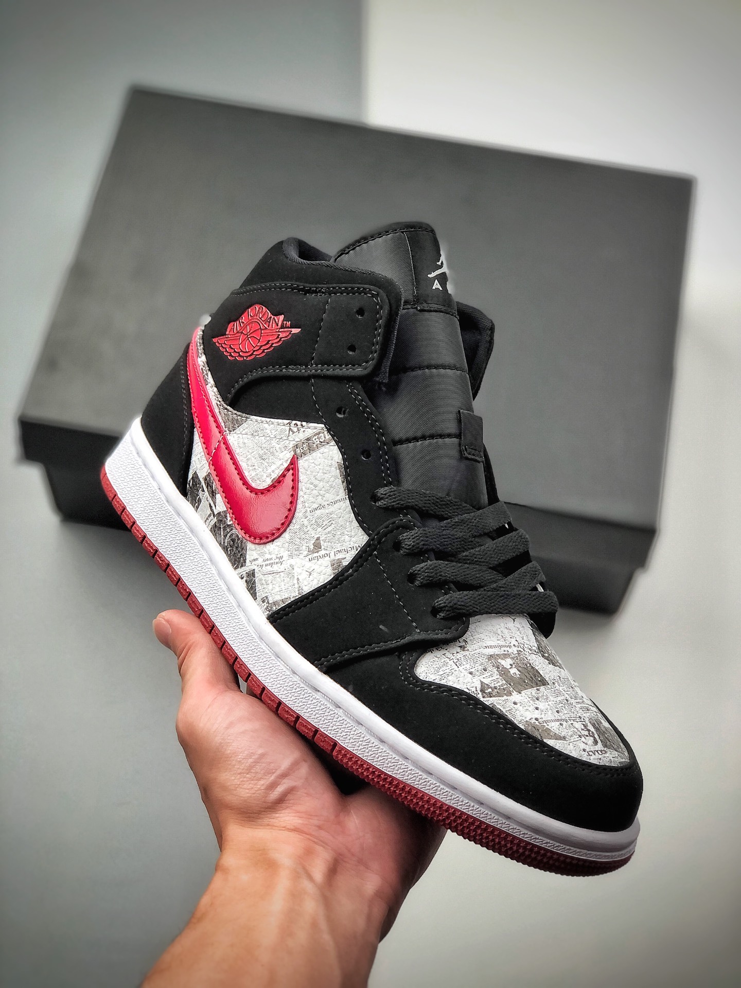 Air Jordan 1 Mid 中帮 体育画报 AJ1 乔丹1代 aj1 乔1 涂鸦画报 乔丹篮球鞋系列 白色鞋面上以涂鸦风格，装饰了众多 Jordan Logo 及标语。不仅如此，鞋领同钩子配色反向呼应Air Jordan1 Mid …