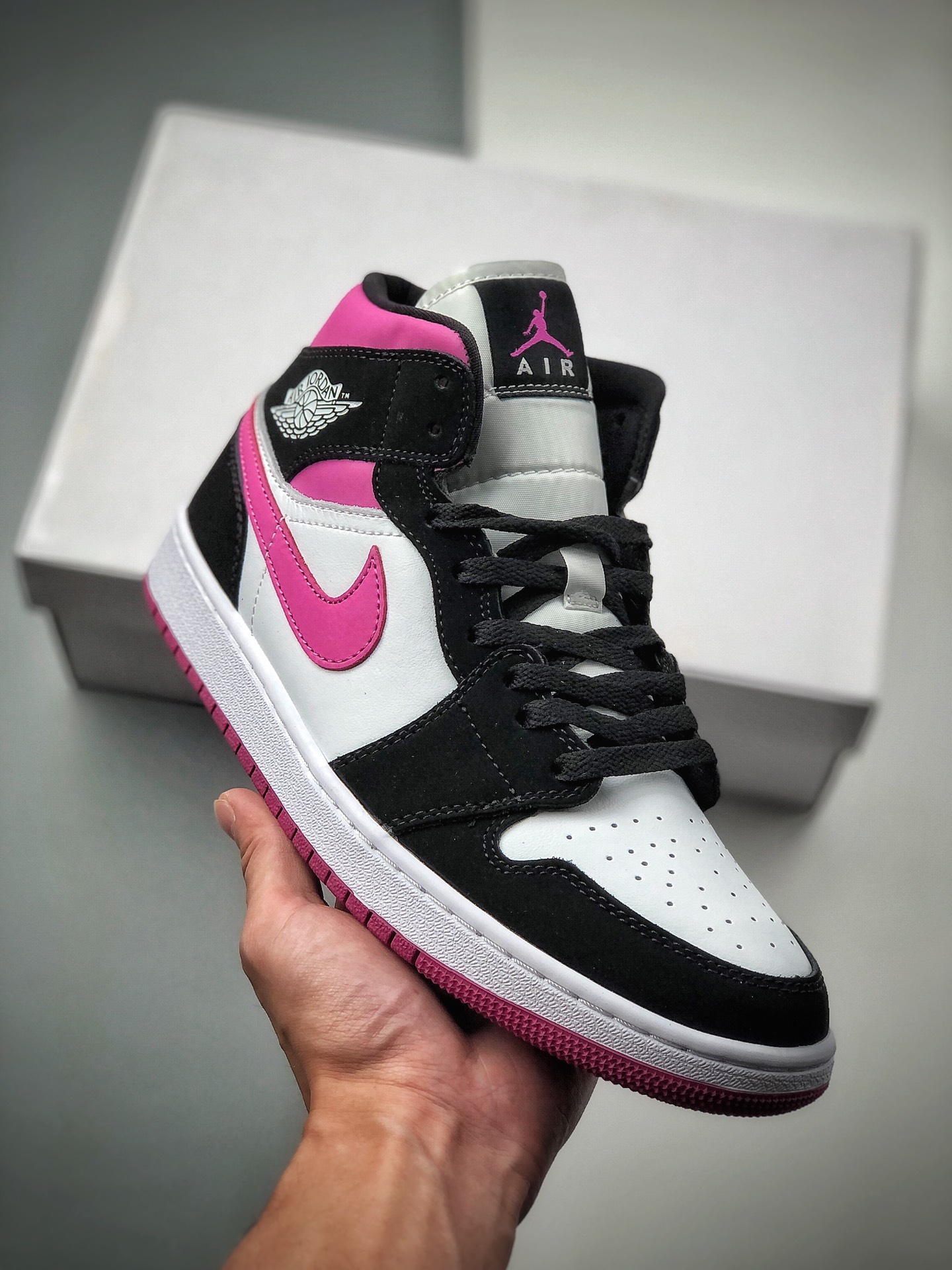 Air Jordan 1 Mid 黑白骚粉 原厂内置气垫魔块 A模大底 头层小牛皮 鞋舌AJ原厂专用牛津布+AJ专用反口珍珠布+原厂无杂质高弹内里海棉+特殊封边弹力鞋带 请认准自己的版本 官方货号：BQ6472 005 Size：36 3…