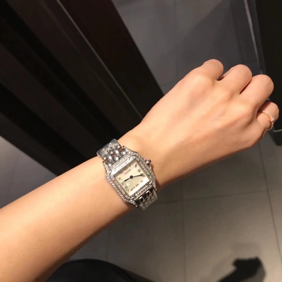 Cartier 卡家Panthère de Cartier 猎豹系列腕表 原装尺寸 316L精钢表壳 中号：27 x 37毫米