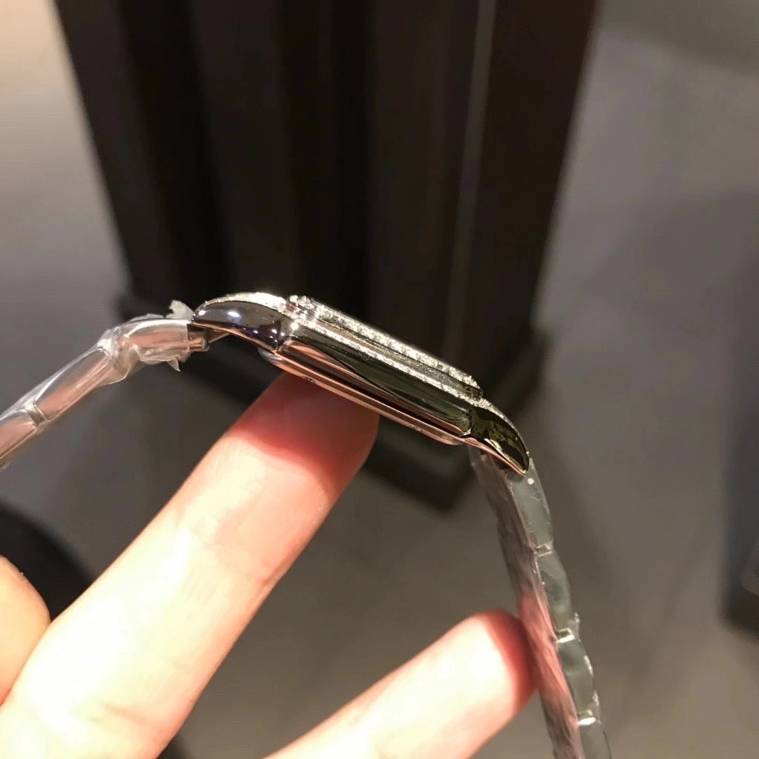 Cartier 卡家Panthère de Cartier 猎豹系列腕表 原装尺寸 316L精钢表壳 中号：27 x 37毫米