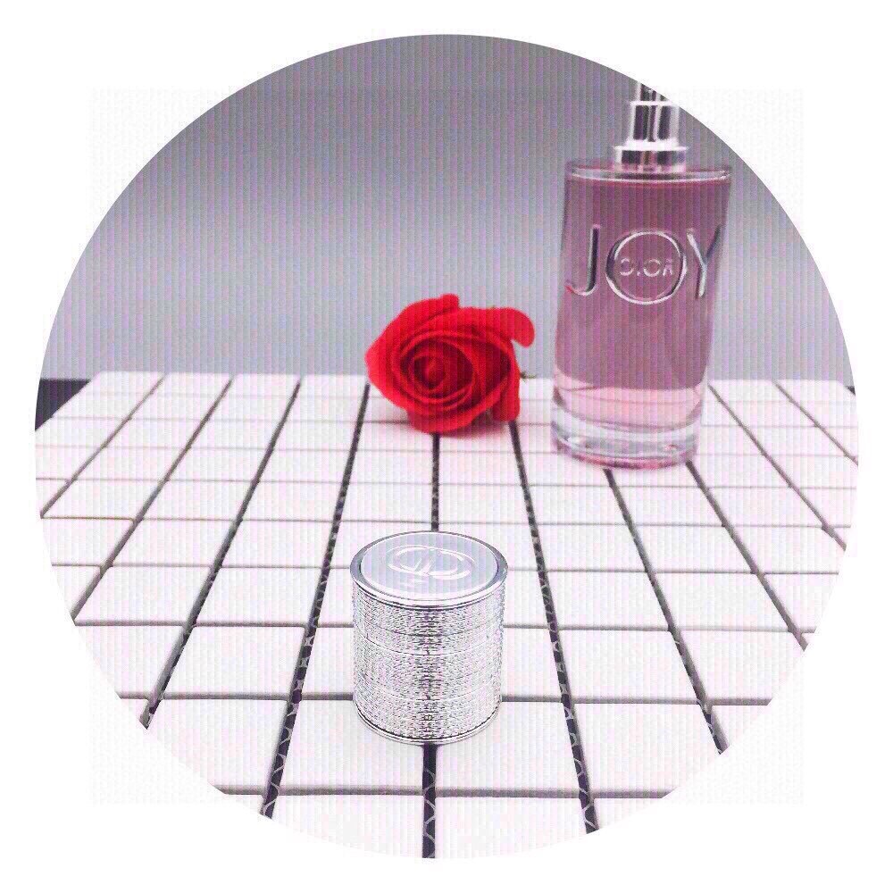 P F 120🔻专柜版🔺
💬磁吸 盖/ED P/ 90M L
DIO R 迪 奥 2018新款JOY DE DIOR悦之欢女士

   大表姐Jennifer lawrence极致心动代言。
万众瞩目 中国 上海 全外滩都已经被这款最新款迪 奥悦之欢给包了

简介：
明亮的瓶身散发着珍贵的气息。生动的亮银、悦粉色的香氛，将女性气质展露无遗。闪熠的银线缠绕瓶盖，宛如一件轻巧珍宝，瓶身精致雕琢着DIOR字母，圆润的“O”曼妙环绕着香氛名。欢快的脉搏，伴着Dior迪奥的心跳，悦然而动。

前调：佛手柑 橘子 橙子
中调：玫瑰 茉莉
后调：麝香 檀木香