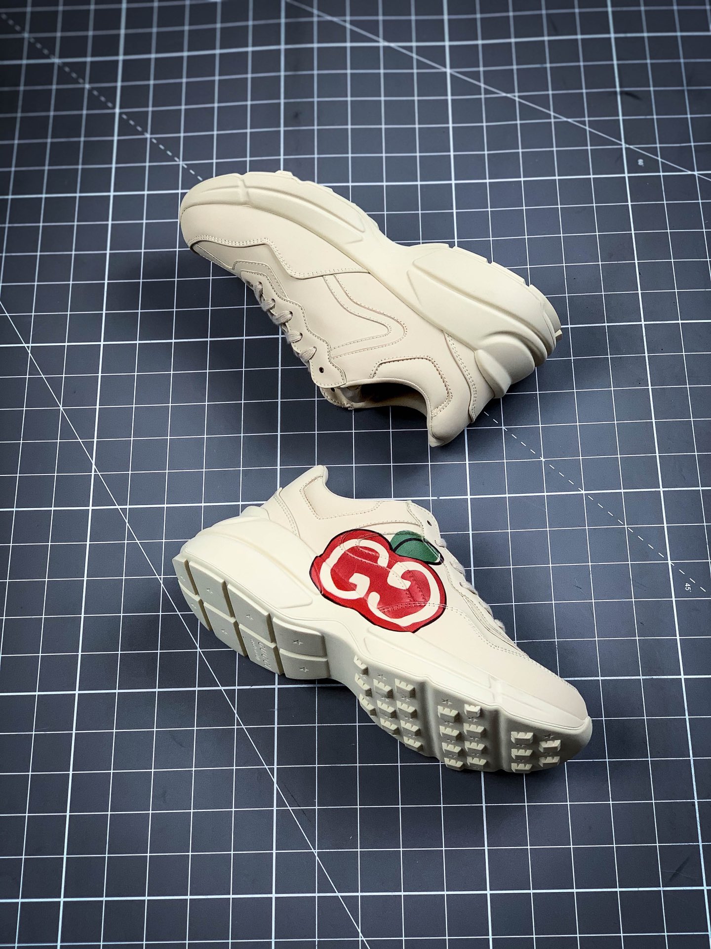 270  Gucci Rhyton Vintage Trainer Sneaker 古驰老爹3D皮革角状复古慢跑鞋 消退的巴黎世家姥爷潮