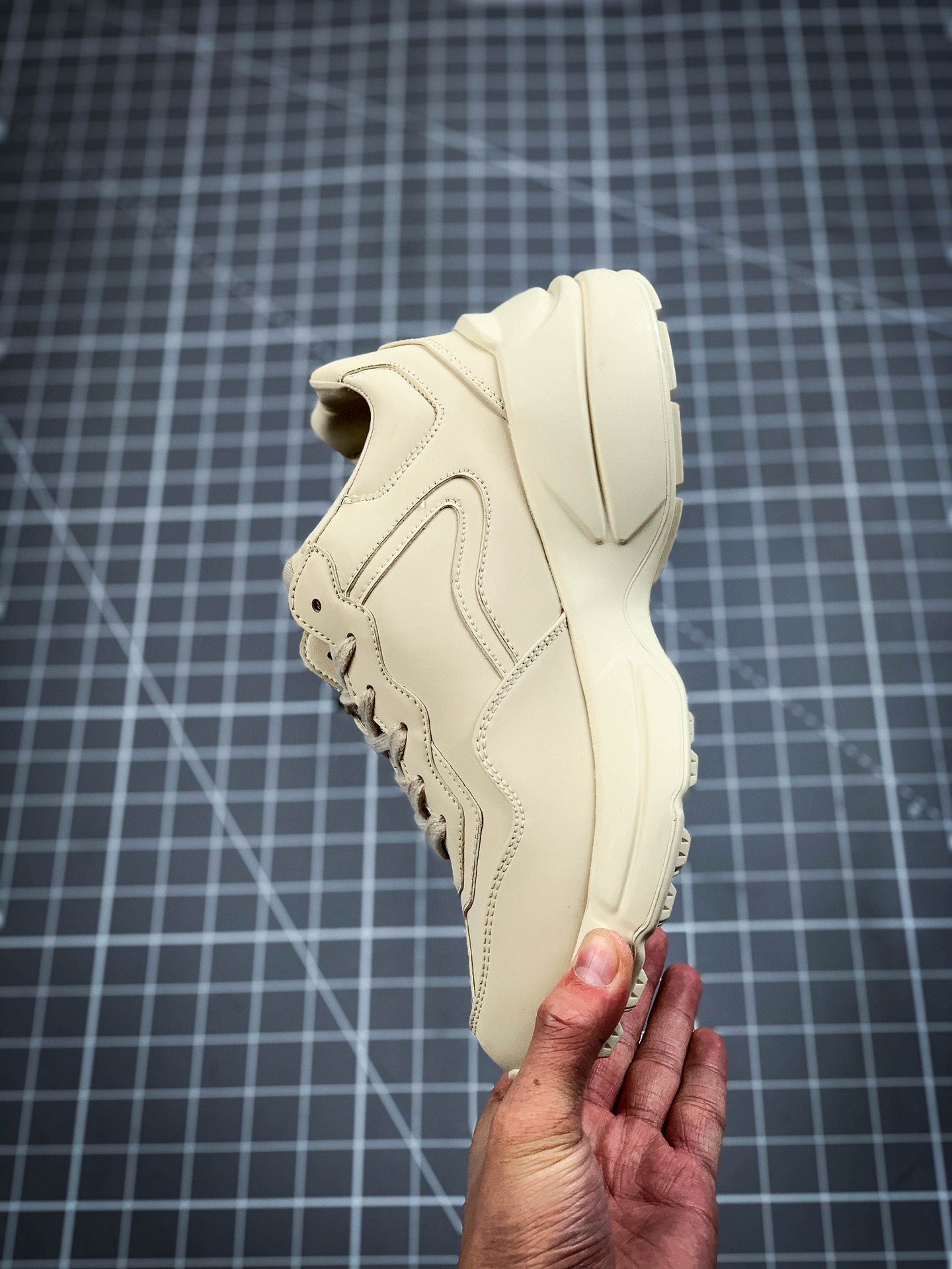 270  Gucci Rhyton Vintage Trainer Sneaker 古驰老爹3D皮革角状复古慢跑鞋