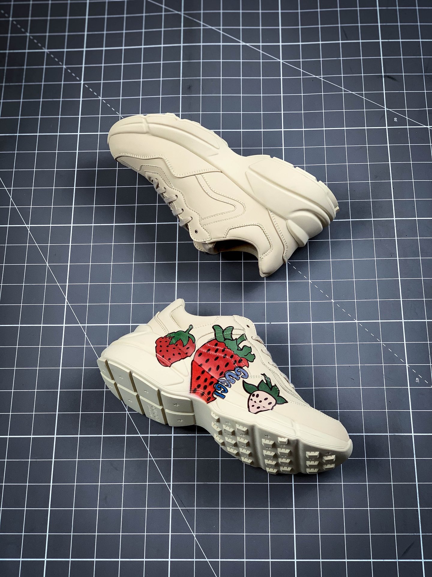 270  Gucci Rhyton Vintage Trainer Sneaker 古驰老爹3D皮革角状复古慢跑鞋