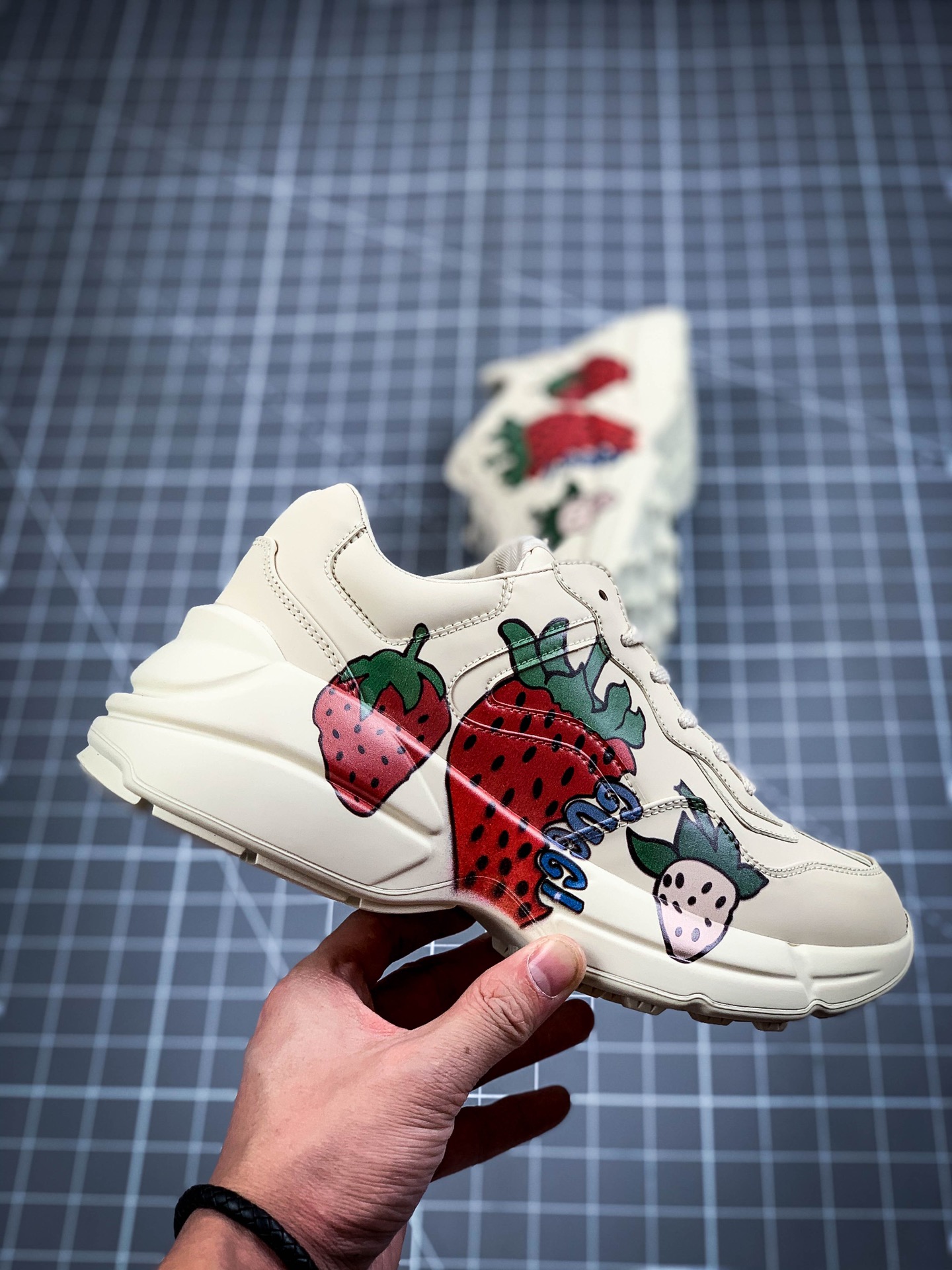 270  Gucci Rhyton Vintage Trainer Sneaker 古驰老爹3D皮革角状复古慢跑鞋