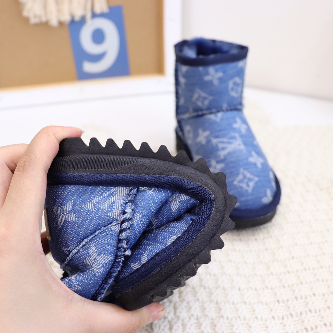 图片[9]-UGG LV字母logo联名款 水洗风格字母⤴️耐磨耐用 🦙内里羊皮毛 专柜同步轻翼大底 儿童25–35…-选品中心