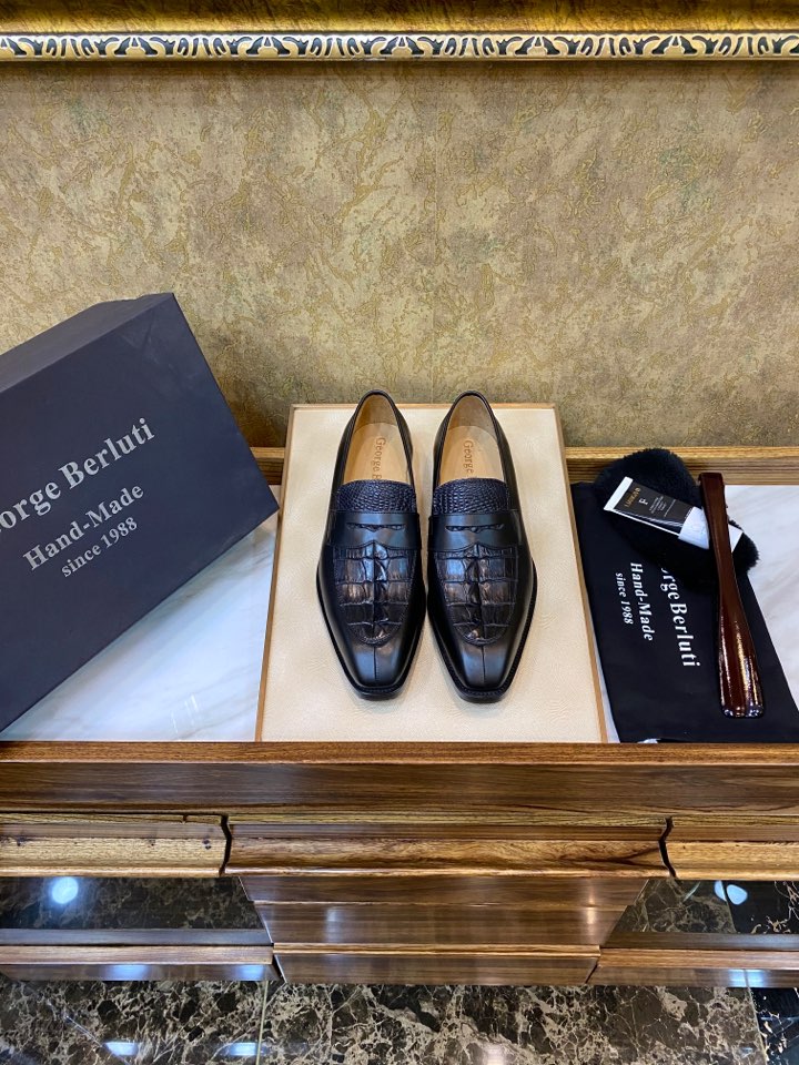 NO:274393,Berluti made a copy of Italian masters who made pure handmade colors and made extraordinary luxury charm. Top craftsmanship and fine craftsmanship. Luxury Thai Siamese crocodile Original product originated from 1988s [Pure handmade] British noble royal luxury shoes. No splicing crocodile belly, 38/45 with special maintenance oil; original leather soles19860909Berluti 批 意大利师傳纯手工调制色彩 穿出非凡奢华魅力 顶级匠工精品 奢用泰国暹罗鳄鱼 原厂货源于1988s【纯手工制作】英国貴族御用奢侈鞋履 不拼接鳄鱼肚皮,38/45 配专用保养油；原厂真皮大底；,,Leather soles,Men's shoes