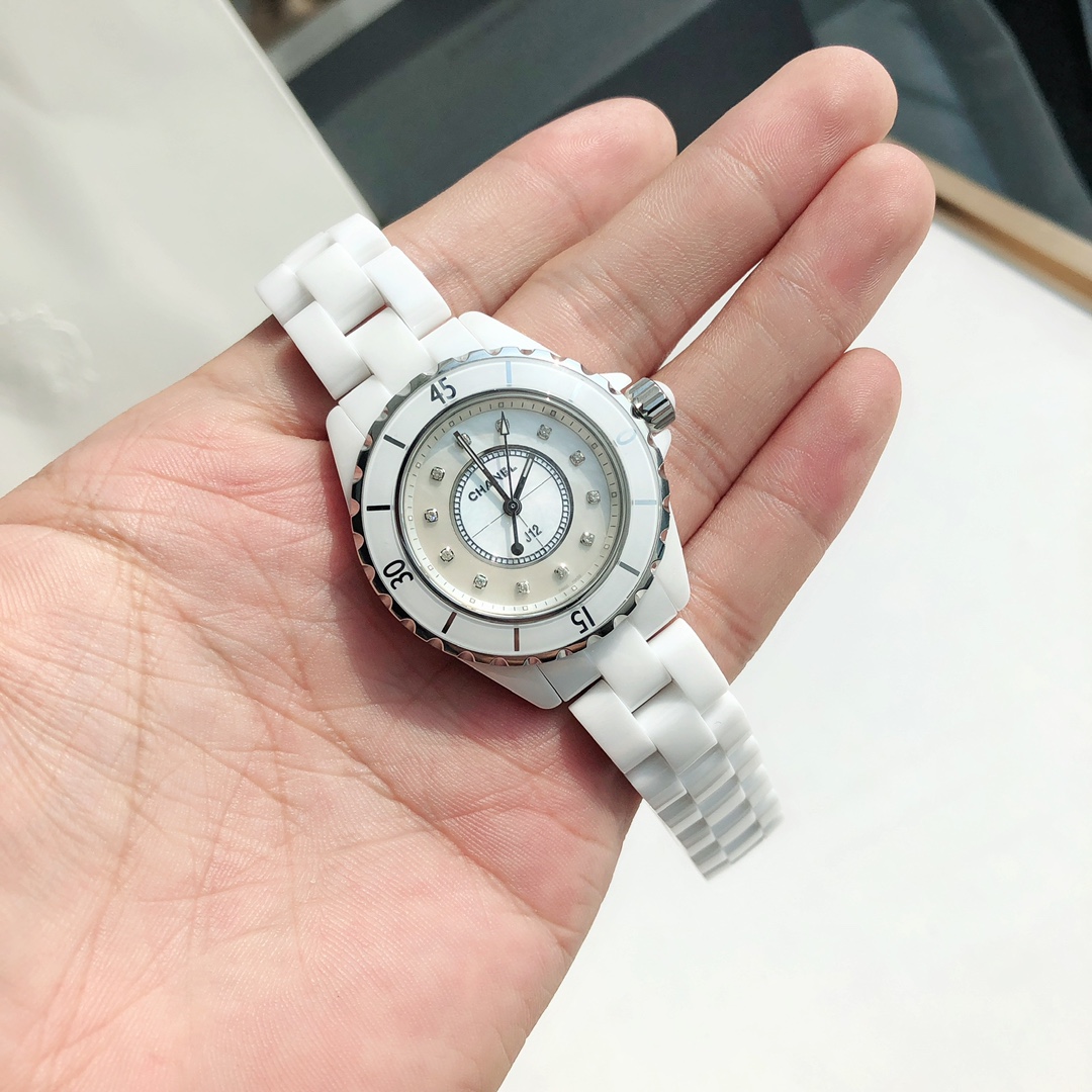 NO:388122,Comment: -Chanel-Shanshan came late and finally lived up to expectations. The key point is that it is really hard to get its original movement back from abroad!  !  Get the original channel J12. Not only the case, but also the movement is original. It is not a fashion watch that pursues fashion, but a professionalism that combines precision design, traditional watchmaking craftsmanship and classic aesthetics. What impressed me was not only its elegant and simple lines, pure and timeless tones, but also her perfect pursuit of every detail, quartz model!  CHANEL J12 series, imported Swiss original counter movement of the same model (zero fault) high-tech precision ceramics with stainless steel screw-in crown, sapphire glass mirror, dial natural fritillary can present a different aesthetic at different light angles, 12 natural diamond hour markers (with inspection certificate) size 33mm, triple folding stainless steel buckle, waterproof 200 meters. After packaging, no wear and no film removal bag return and exchange, free warranty for non-human damage., chanel, chanel19860909批: -香奈儿- 珊珊来迟 终于不负众望.重点是它的原装机芯要从国外弄回国真的来之不易！！ 拿到原厂渠道J12 不只是表壳 连机芯也是原装的 它不是一款追逐流行的时装表,而是融合精密设计,传统制表工艺和经典审美的专业,打动我的,不仅是它优雅而简洁的线条,纯粹而隽永的色调,更是她对于每一处细节的完美追求, 石英款！CHANEL香奈儿J12系列,进口瑞士原装专柜同型号机芯（零故障）高科技精密陶瓷搭配精钢旋入式表冠, 蓝宝石玻璃镜面,表盘天然贝母 不同光线角度下可以呈现不一样的美感,12颗天然钻石时标（附带检测证书）尺寸33mm,三重折叠式精钢表扣 防水200米.包装后配 无佩戴无拆膜包退换 非人为损坏免费保修.,,chanel,chanel,Watch
