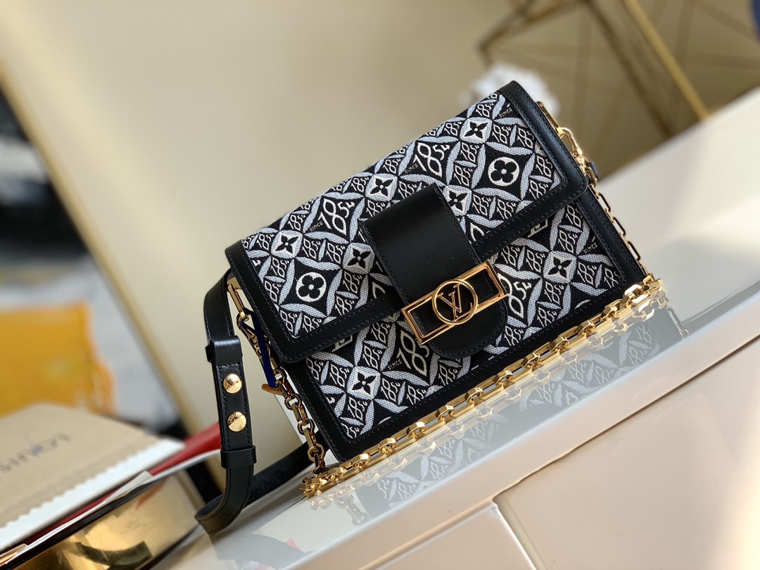 NO:396675,【Exclusive real photo M57211】M44391Dauphine medium handbag This Dauphin medium handbag is made of brand new Since 1854 jacquard fabric, with woven brushstrokes depicting Monogram flowers, LV logos and 1854 numbers representing the birth of the brand. The inner compartment and removable shoulder straps are convenient for daily carrying. Size 25.0 x 17.0 x 10.5 cm X.,LV [original leather],louis vuitton19860909【独家实拍M57211】M44391Dauphine 中号手袋 本款 Dauphine 中号手袋取材全新 Since 1854 提花织物,以梭织笔触描绘 Monogram 花卉、LV 标识和代表品牌诞生之年的 1854 数字.内隔层和可拆卸肩带方便日常背携. 尺寸25.0 x 17.0 x 10.5 厘米 X.,LV【原厂皮】,louis vuitton,Bag