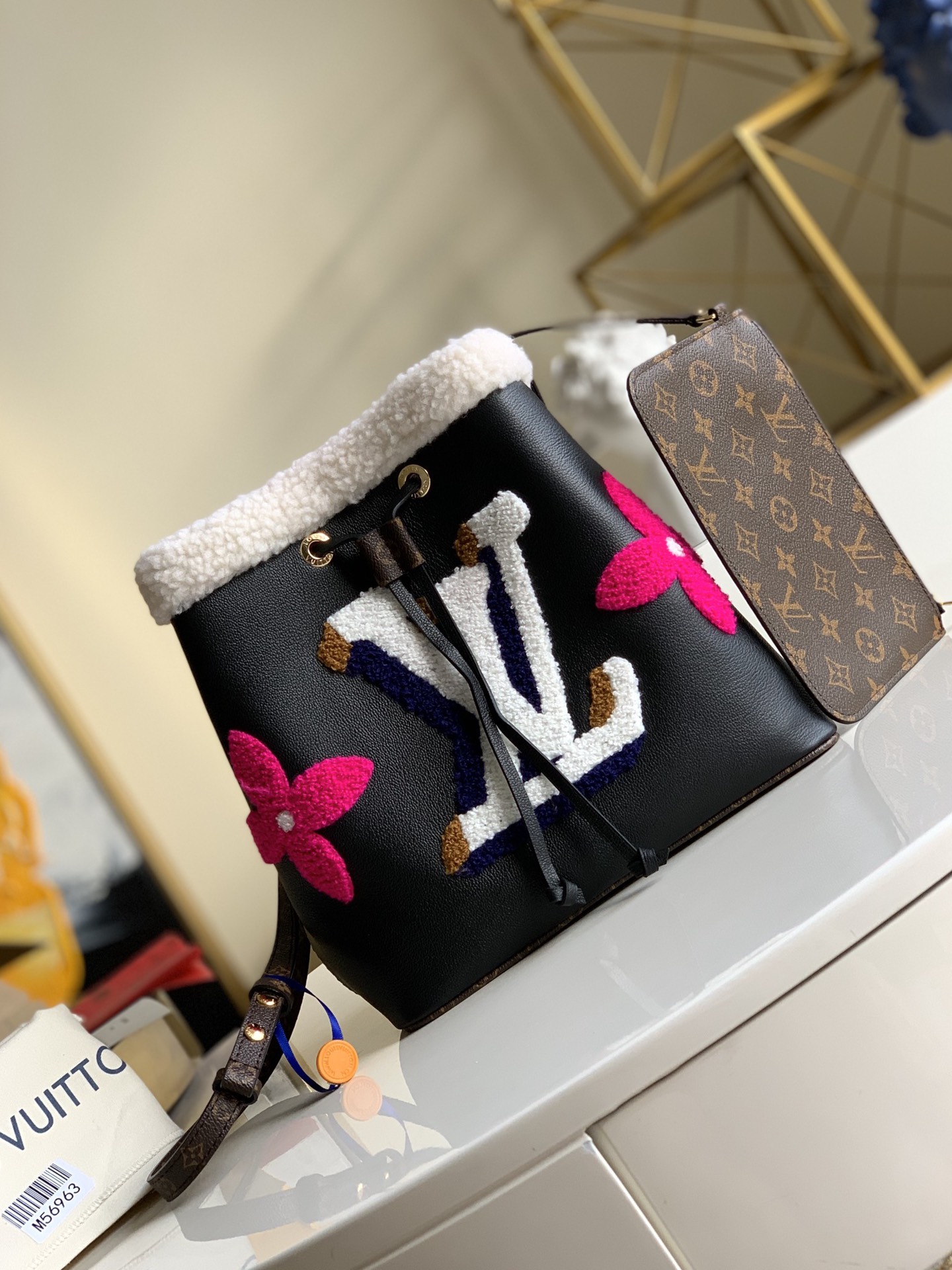 NO:396673,【Exclusive real shot M56963】 Plush embroidery Teddy Bear Series Latest Teddy series, first sheep wool and soft and cooked cowhide, bringing warmth to the cold winter, and transforming into a NéoNoé bucket bag containing the beauty of inheritance. The delicate cowhide outlines soft lines, matched with classic leather trim and adhesive lining. Size 26x26x17.5cm T., LV [original leather], louis vuitton, cowhide19860909【独家实拍M56963】毛绒刺绣 Teddy 泰迪熊系列 最新Teddy系列,初剪羊毛配合软熟牛皮,为寒冬带来阵阵暖意,化身蕴含传承之美的 NéoNoé 水桶包,细致牛皮勾勒柔和线条,搭配经典皮革饰边与粘合内衬.尺寸26x26x17.5cm T.,LV【原厂皮】,louis vuitton,cowhide,Bag