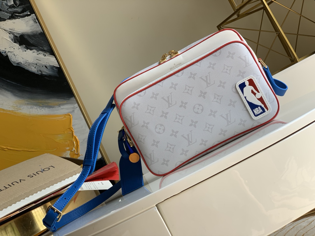 NO:396671,[Exclusive real shot M85141] NBA co-branded series NIL MESSENGER postal bag, NBA latest co-branded series, spring and summer men's clothing series capsule series, designed a limited edition that combines two spiritual symbols. The leather design with basketball patterns is supplemented by classic elements to make the spiritual overlap between the two. Finally, it is more interesting to use the basketball vocabulary of tactical boards to form a fun brand logo, combining two classic symbolic elements. Size 30x22x9cm T.830, LV [original leather], louis vuitton19860909【独家实拍M85141】NBA 联名系列NIL MESSENGER 邮差包,NBA 最新联名系列,春夏男装系列胶囊系列,设计了融合两个精神象征的限量版,有著篮球纹路的皮革设计则辅以经典元素作两者底蕴精神上的交叠,最终更以战术板的篮球语汇组成充满玩味的品牌logo,结合两个经典的象征性元素.尺寸30x22x9cm T.830,LV【原厂皮】,louis vuitton,Bag