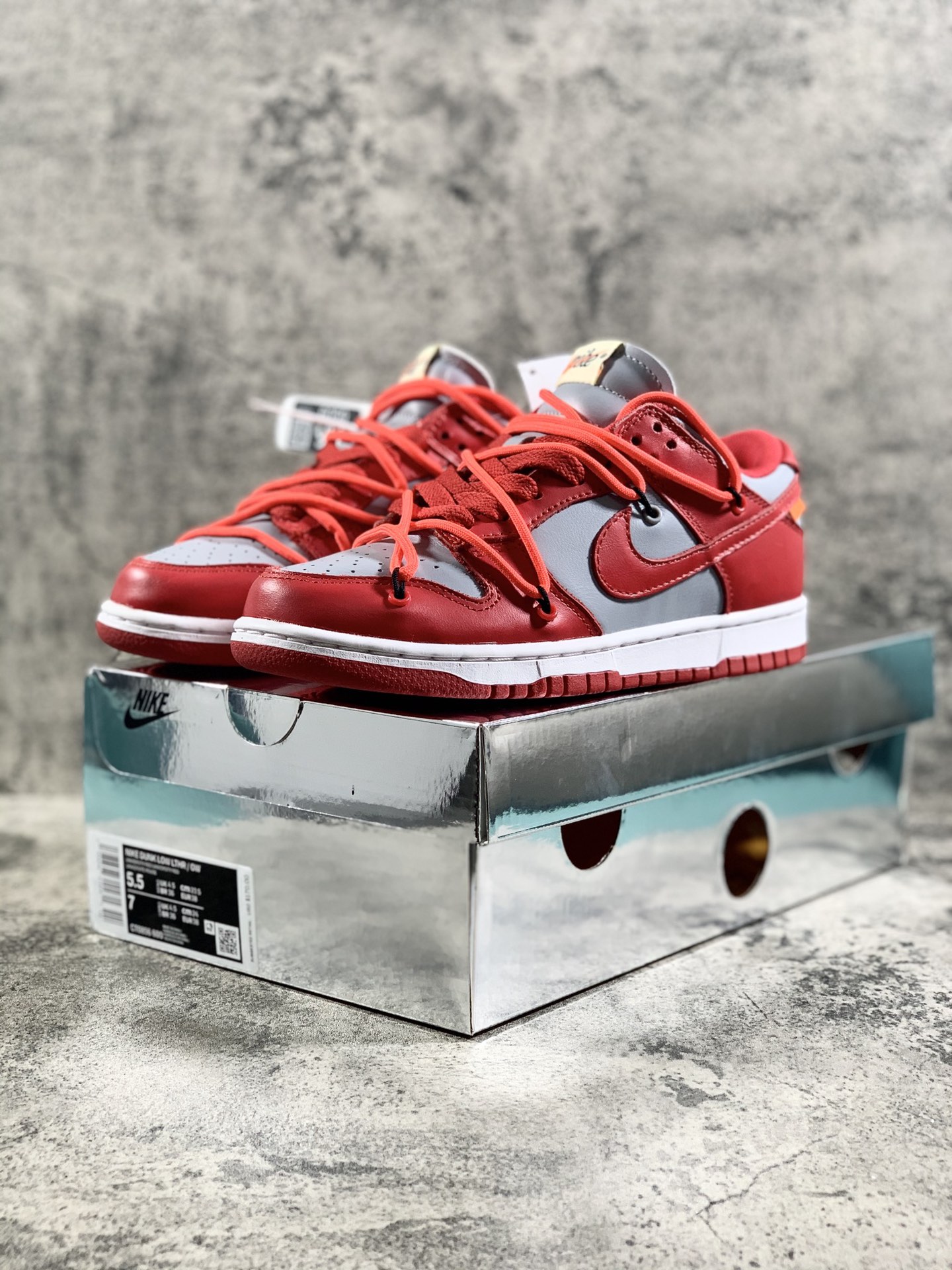 YH扫描版本 纯原版本 
Nike SB Dunk OFF-WHITE 联名 灰红
货号：CT0856-600
原厂原档案开发，原盒原标，原厂头层皮料，官方厚鞋舌设计，做工细节全方位比对原鞋。
码数：36 36.5 37.5 38 38.5 39 40 40.5 41 42 42.5 43 44 44.5 45 46 47