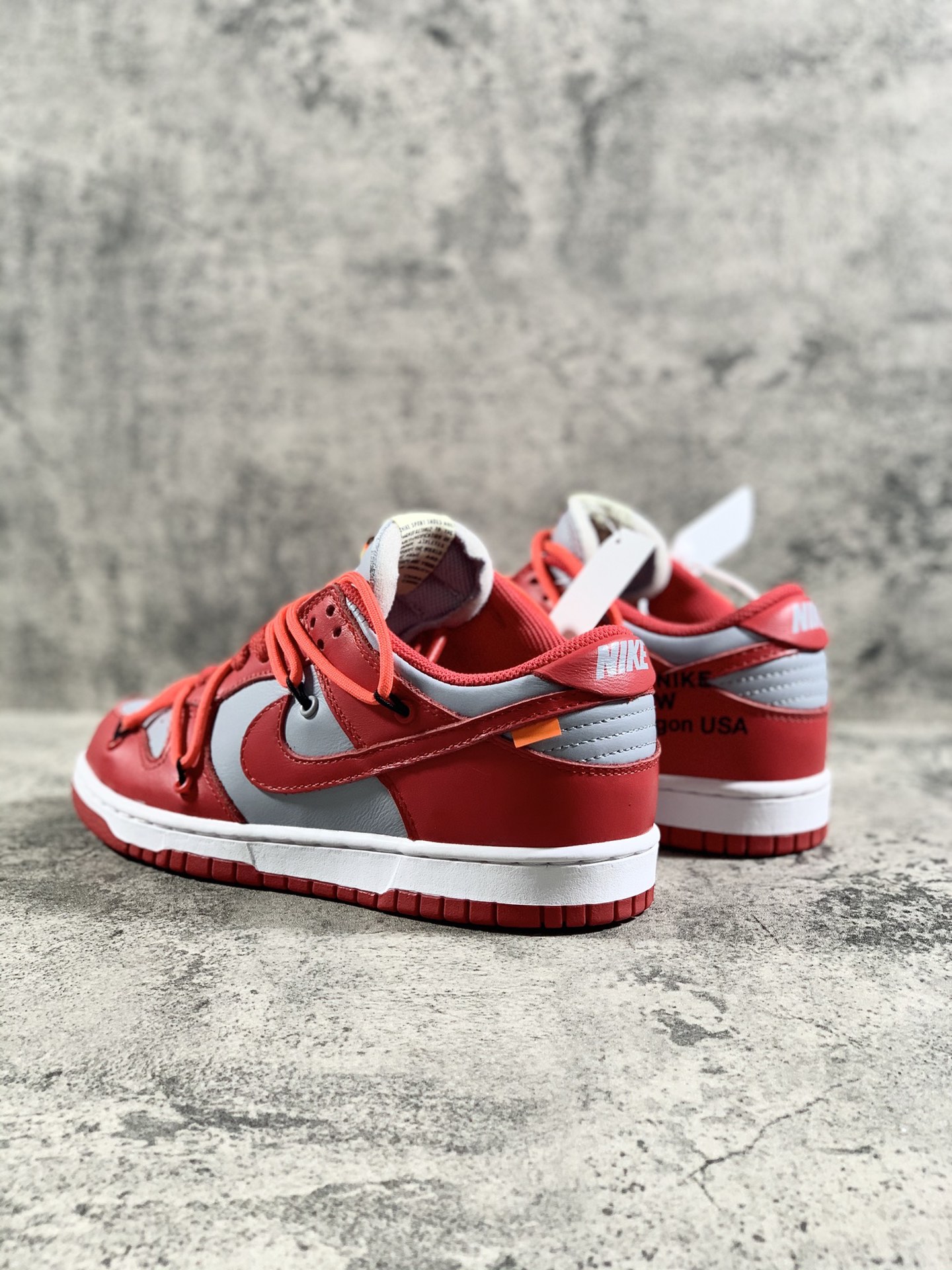 YH扫描版本 纯原版本 
Nike SB Dunk OFF-WHITE 联名 灰红
货号：CT0856-600
原厂原档案开发，原盒原标，原厂头层皮料，官方厚鞋舌设计，做工细节全方位比对原鞋。
码数：36 36.5 37.5 38 38.5 39 40 40.5 41 42 42.5 43 44 44.5 45 46 47