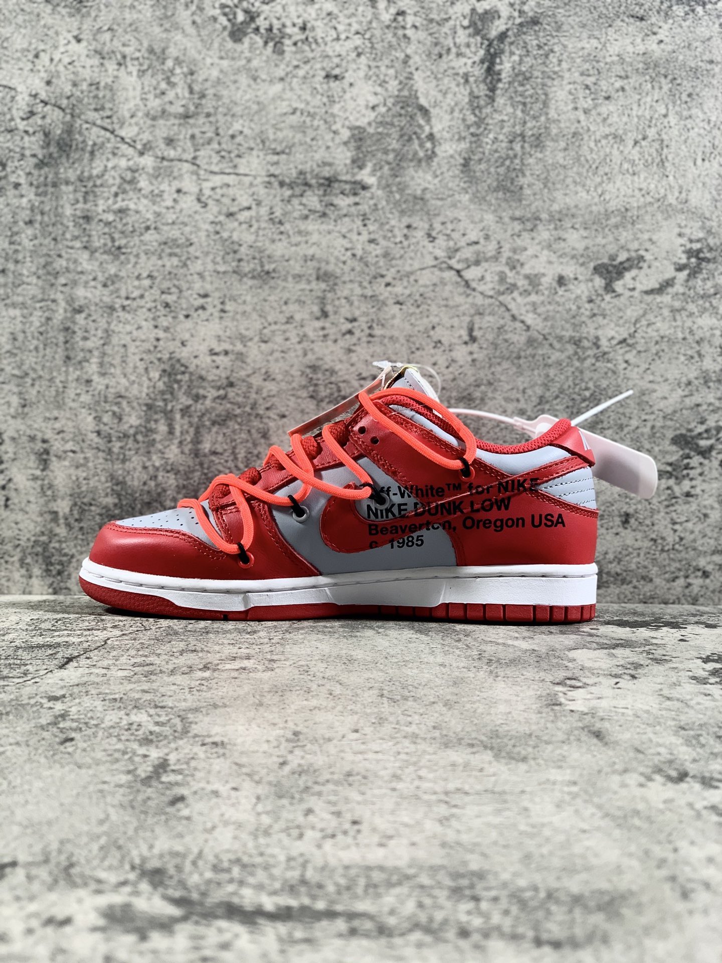 YH扫描版本 纯原版本 
Nike SB Dunk OFF-WHITE 联名 灰红
货号：CT0856-600
原厂原档案开发，原盒原标，原厂头层皮料，官方厚鞋舌设计，做工细节全方位比对原鞋。
码数：36 36.5 37.5 38 38.5 39 40 40.5 41 42 42.5 43 44 44.5 45 46 47