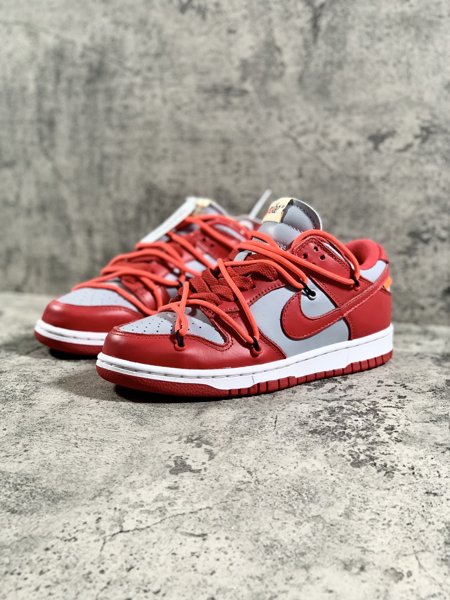 YH扫描版本 纯原版本 
Nike SB Dunk OFF-WHITE 联名 灰红
货号：CT0856-600
原厂原档案开发，原盒原标，原厂头层皮料，官方厚鞋舌设计，做工细节全方位比对原鞋。
码数：36 36.5 37.5 38 38.5 39 40 40.5 41 42 42.5 43 44 44.5 45 46 47