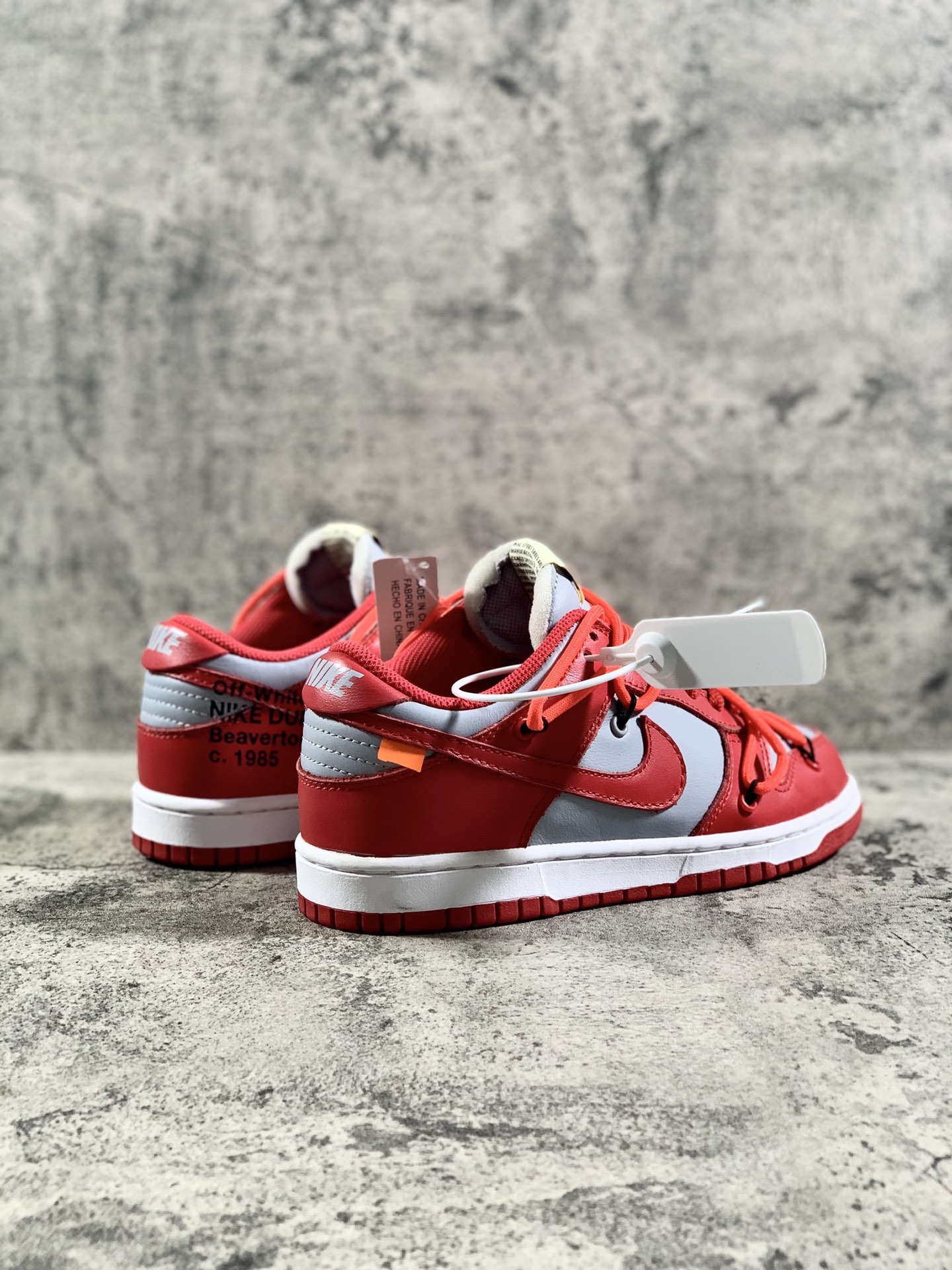 YH扫描版本 纯原版本 
Nike SB Dunk OFF-WHITE 联名 灰红
货号：CT0856-600
原厂原档案开发，原盒原标，原厂头层皮料，官方厚鞋舌设计，做工细节全方位比对原鞋。
码数：36 36.5 37.5 38 38.5 39 40 40.5 41 42 42.5 43 44 44.5 45 46 47