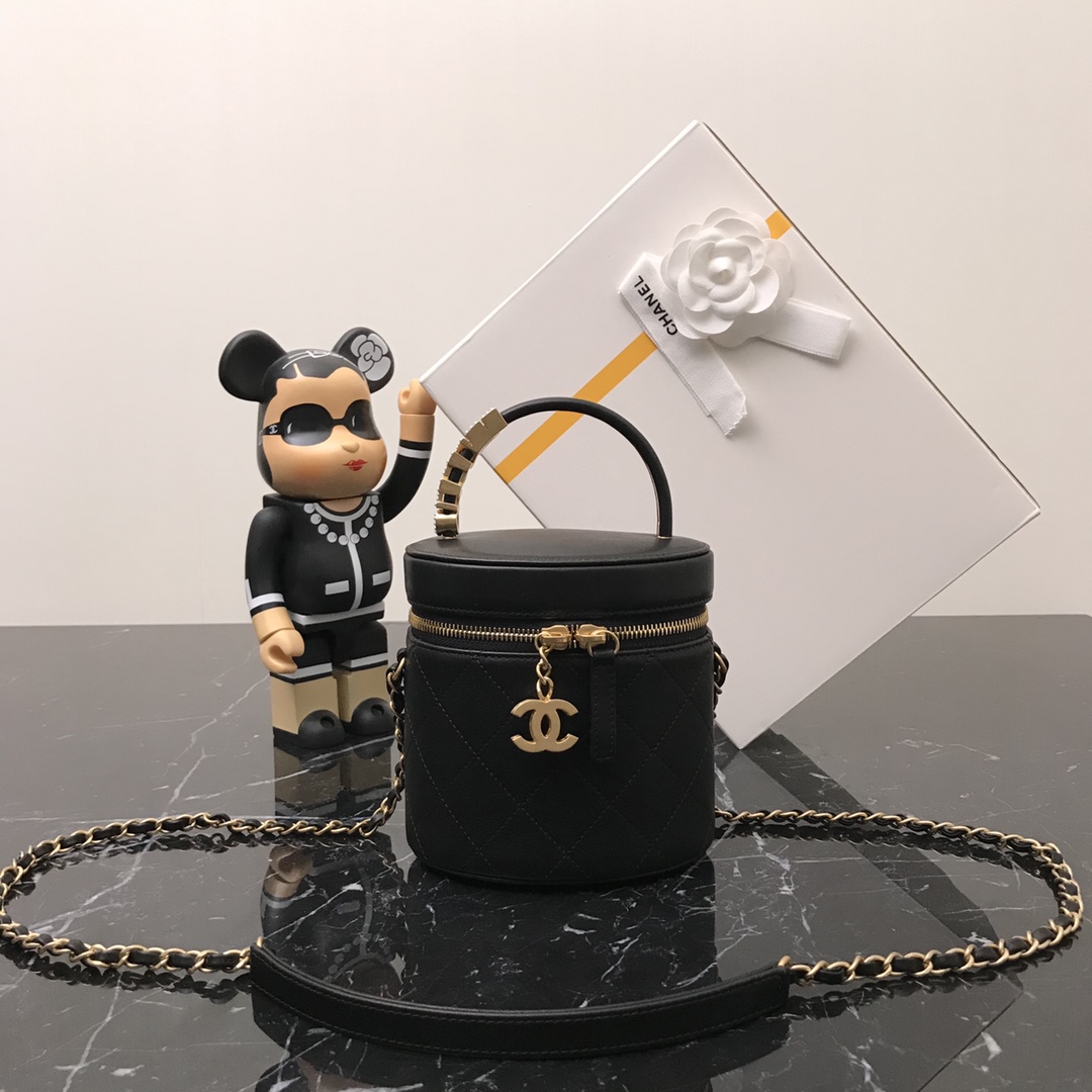 Chanel's original new vintage pearl bucket bag. I really like the pearl CHANEL and logo pendant on the handle! Size: 15x15.5x10cm
