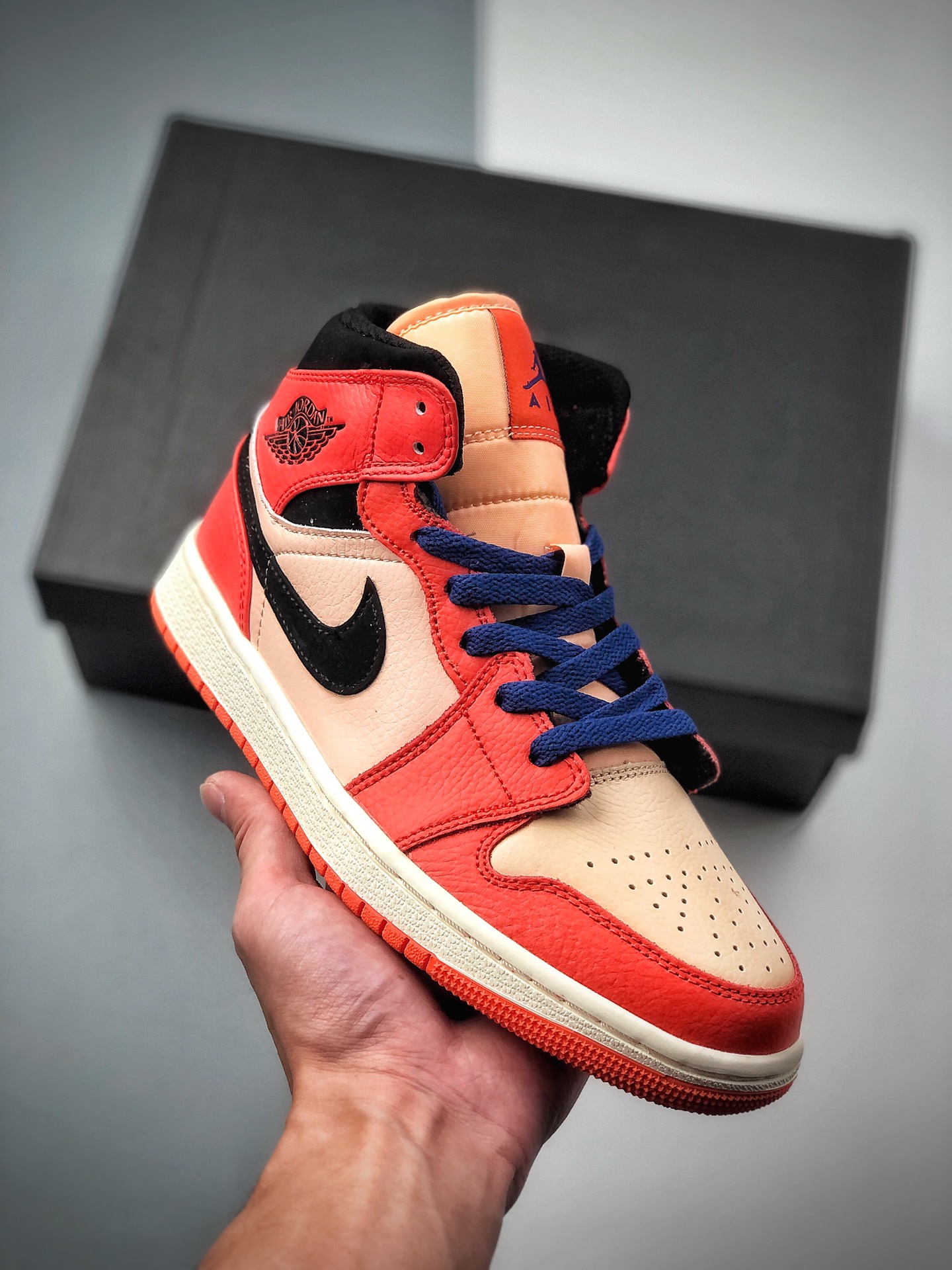 Air Jordan 1 Mid 中扣碎 尼克斯 AJ1 乔1 中帮系列 "白橙 小扣碎" 无原鞋不开发 无限还原 原厂内置气垫魔块 A模大底 头层荔枝纹+ 磨砂牛皮 鞋舌AJ原厂专用牛津布+AJ专用反口珍珠布+原厂无杂质高弹内里海棉+特…