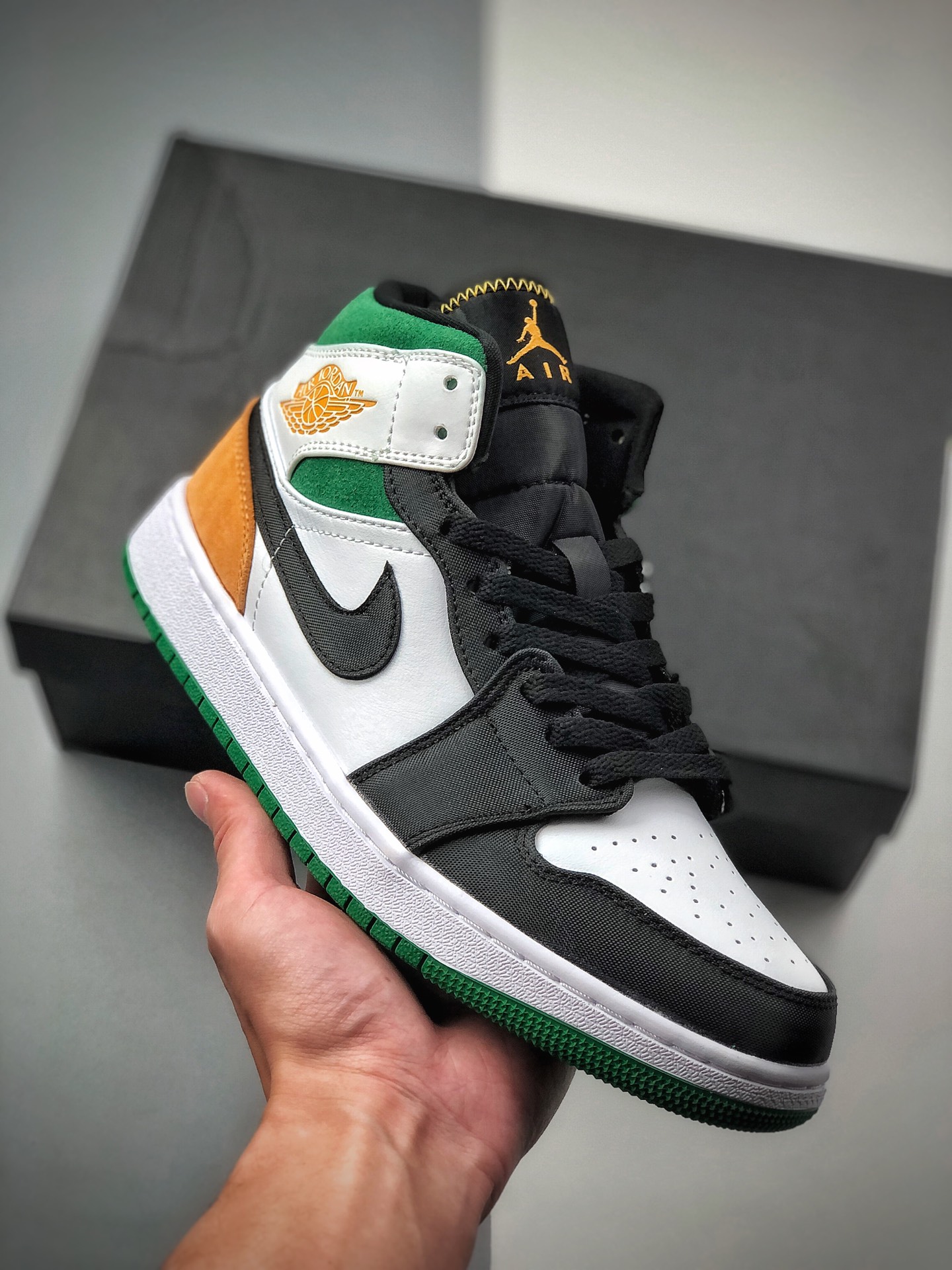 Jordan, AJ1 mid, negro, amarillo y verde. Air Jordan 1 Mid, nuevo color negro, amarillo y verde. Este nuevo Air Jordan …