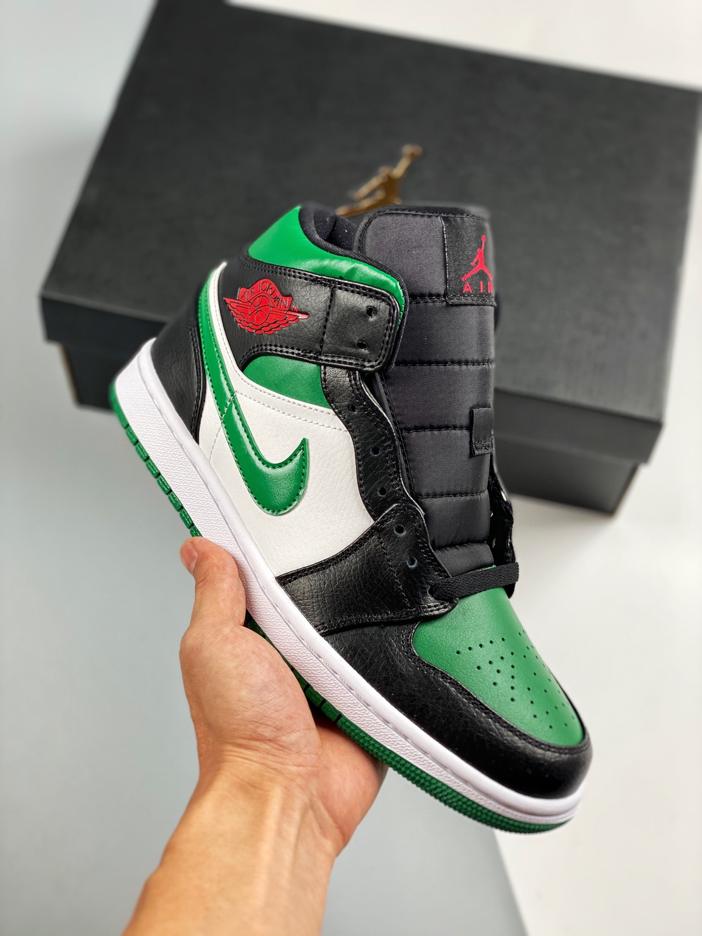 原装裸鞋级 市面最高工艺产物💯 Air Jordan 1 Mid 黑绿脚趾 当前市场最优版本 陆续上架 全鞋采用原装头层皮，用料扎实 精雕细琢 鞋型极致还原 飞翼3D打印改良 深度立体 四线中底拉帮皮料选材 钢印 背胶一应俱全 全新批次…
