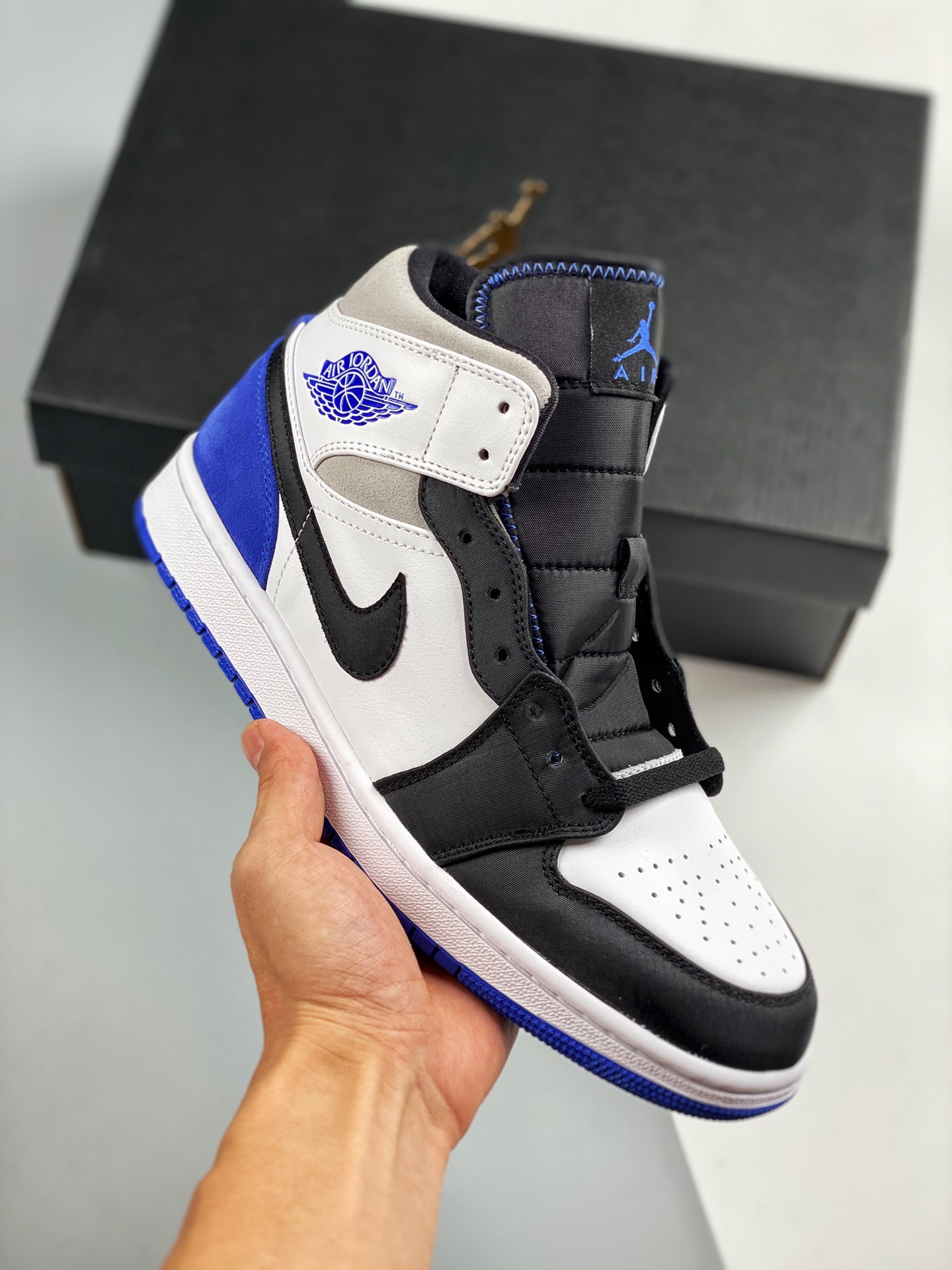 原装裸鞋级 市面最高工艺产物💯 Air Jordan 1 Mid 白蓝 当前市场最优版本 陆续上架 全鞋采用原装头层皮，用料扎实 精雕细琢 鞋型极致还原 飞翼3D打印改良 深度立体 四线中底拉帮皮料选材 钢印 背胶一应俱全 全新批次 原…