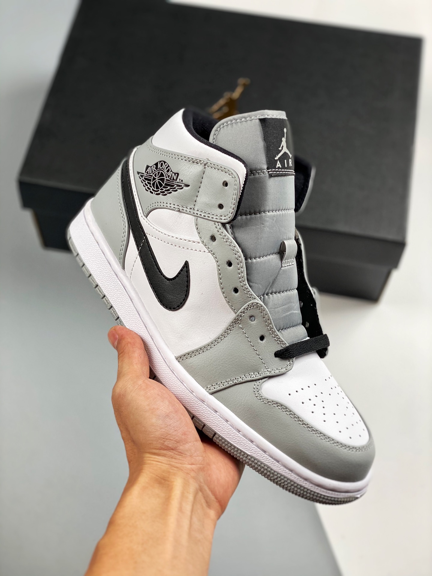 原装裸鞋级 市面最高工艺产物💯 Air Jordan 1 Mid "Light Smoke Grey" 烟灰配色/小迪奥 当前市场最优版本 全鞋采用原装头层皮，用料扎实 精雕细琢 鞋型极致还原 飞翼3D打印改良 深度立体 四线中底拉帮皮…