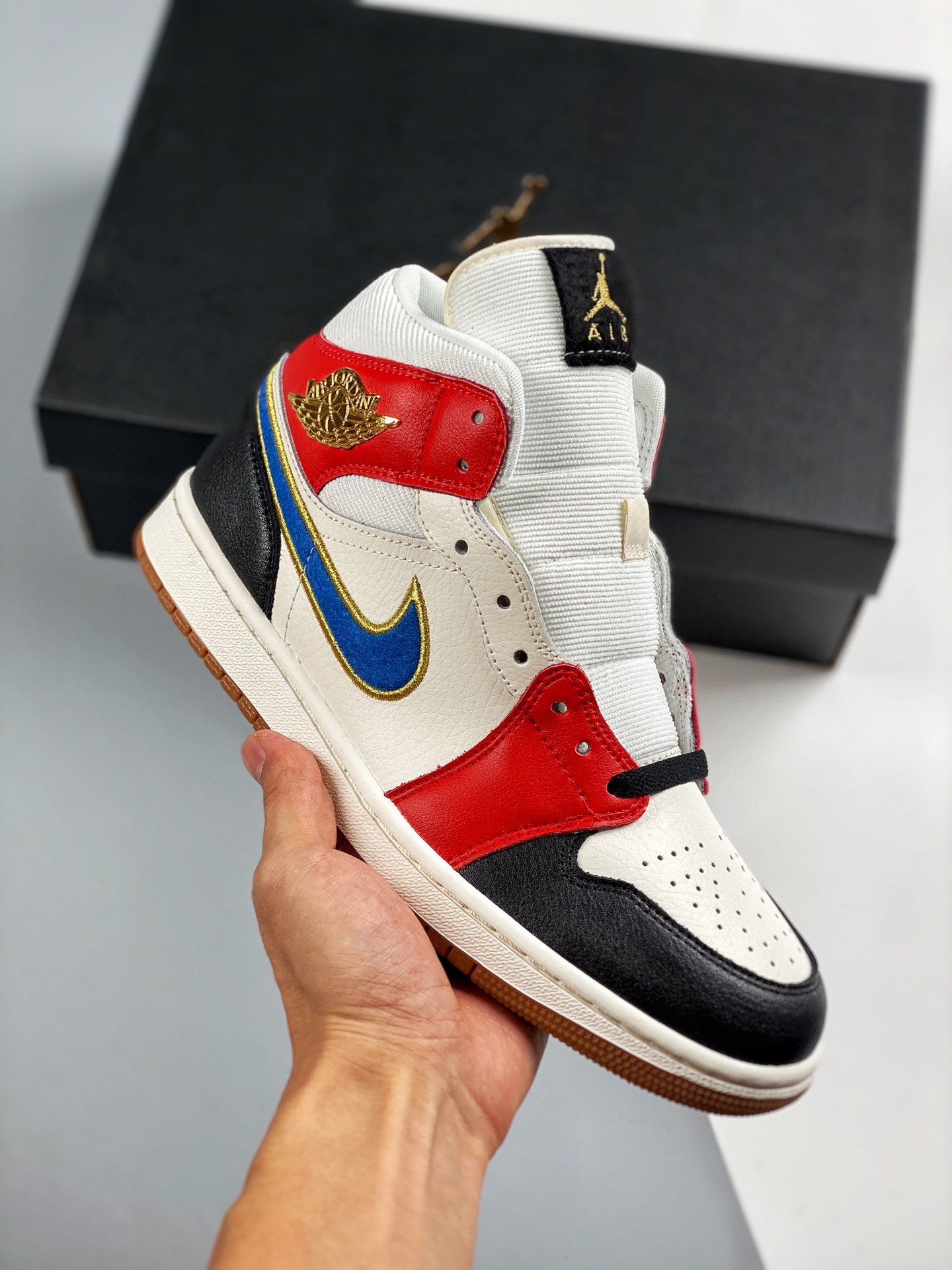 原装裸鞋级 市面最高工艺产物💯 Air Jordan 1 Mid 黑红蓝 当前市场最优版本 陆续上架 全鞋采用原装头层皮，用料扎实 精雕细琢 鞋型极致还原 飞翼3D打印改良 深度立体 四线中底拉帮皮料选材 钢印 背胶一应俱全 全新批次 …