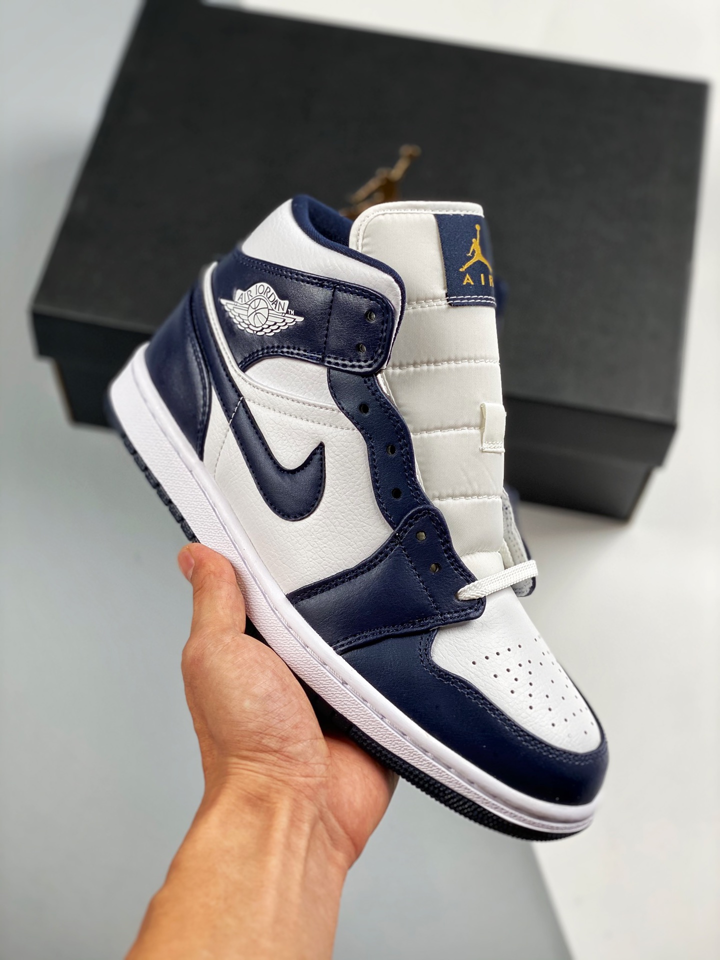原装裸鞋级 市面最高工艺产物💯 Air Jordan 1 Mid "Obsidian"黑曜石 乔一中邦 当前市场最优版本 陆续上架 全鞋采用原装头层皮，用料扎实 精雕细琢 鞋型极致还原 飞翼3D打印改良 深度立体 四线中底拉帮皮料选材 …