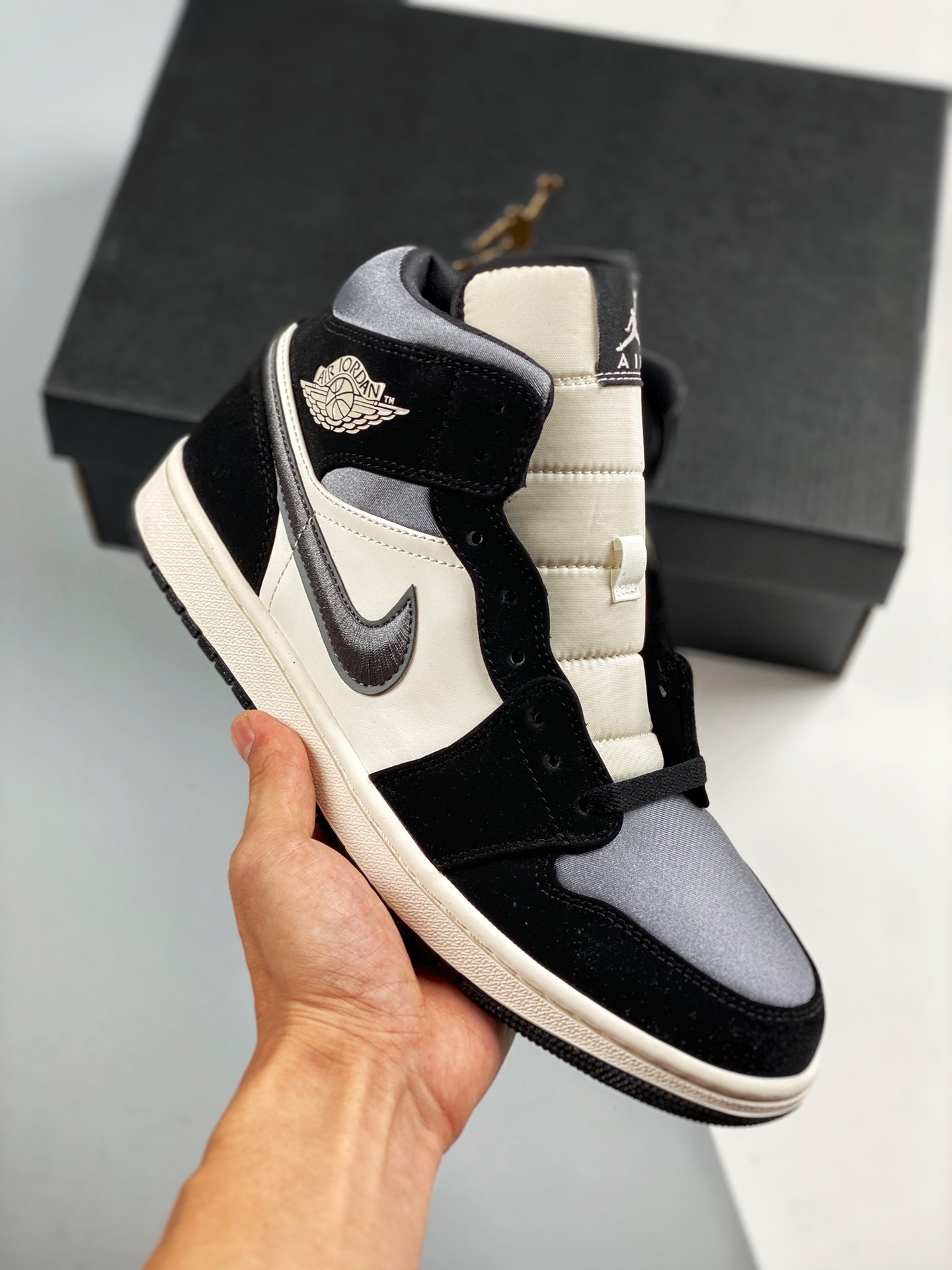 原装裸鞋级 市面最高工艺产物💯 Air Jordan 1 Mid 丝绸伯爵 当前市场最优版本 陆续上架 全鞋采用原装头层皮，用料扎实 精雕细琢 鞋型极致还原 飞翼3D打印改良 深度立体 四线中底拉帮皮料选材 钢印 背胶一应俱全 全新批次…