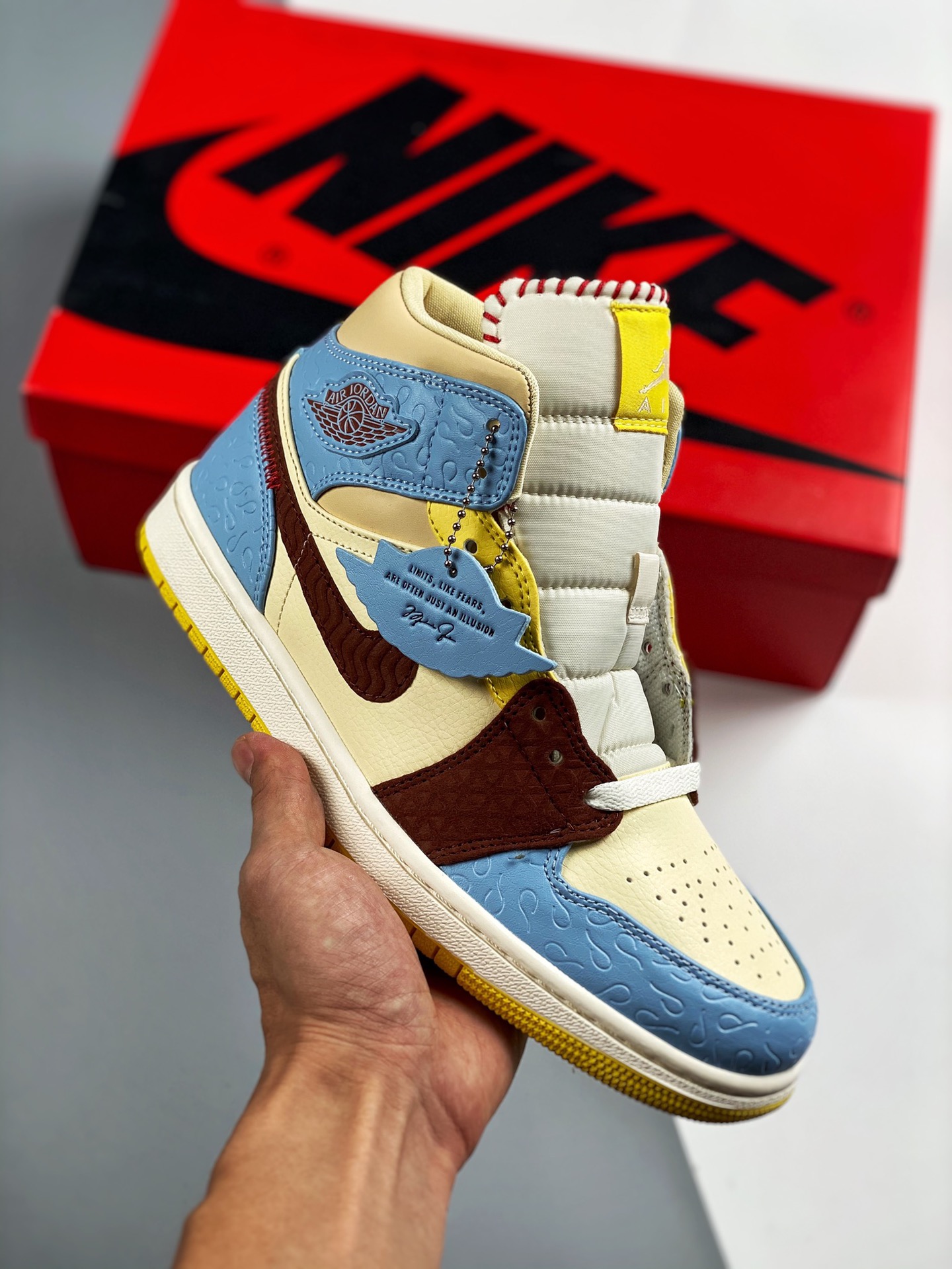 原装裸鞋级 市面最高工艺产物💯 Air Jordan 1 Mid“Fearless”非洲风情 当前市场最优版本 陆续上架 全鞋采用原装头层皮，用料扎实 精雕细琢 鞋型极致还原 飞翼3D打印改良 深度立体 四线中底拉帮皮料选材 钢印 背胶…