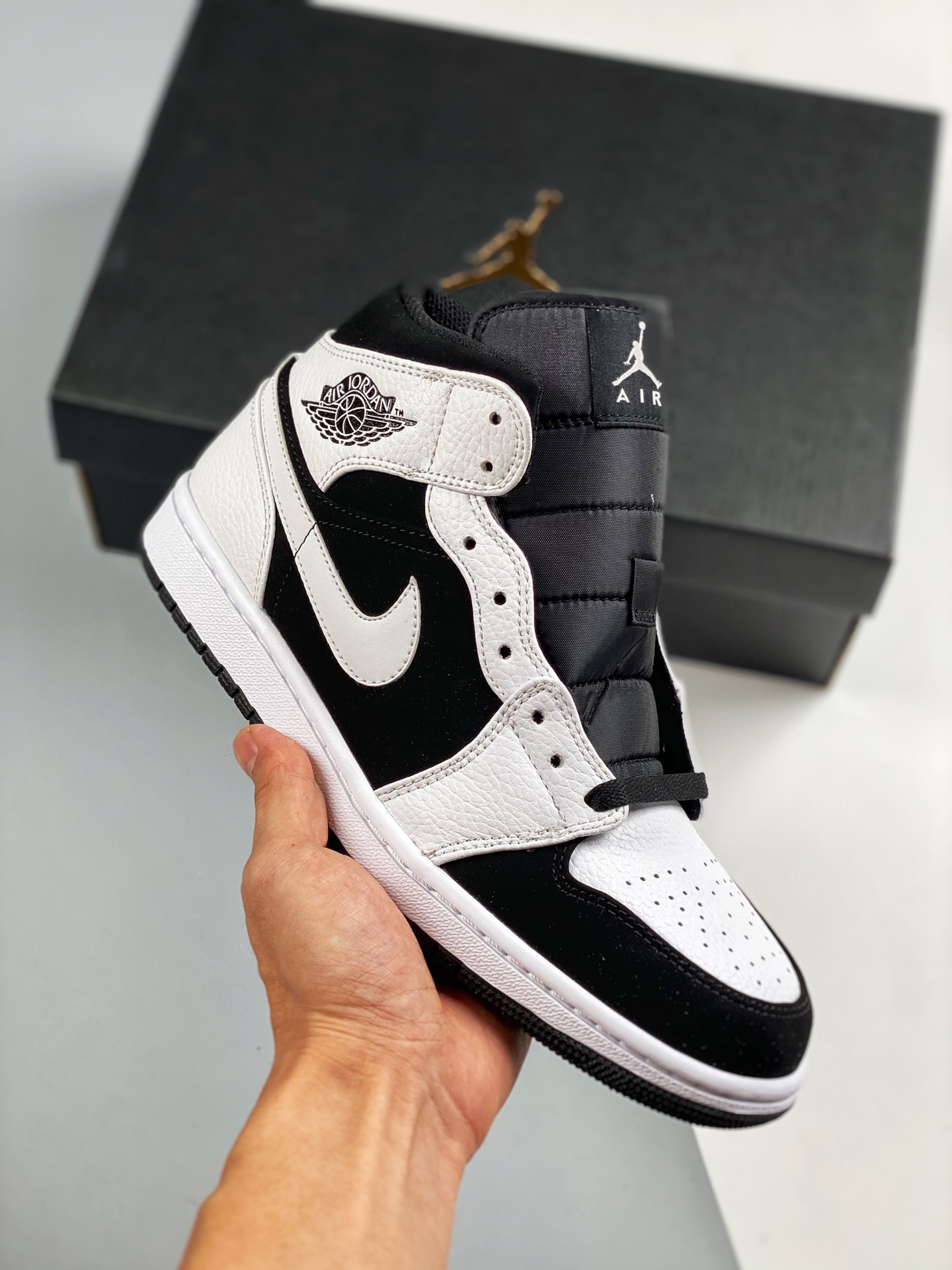 原装裸鞋级 市面最高工艺产物💯 Air Jordan 1 Mid 黑白熊猫🐼 当前市场最优版本 陆续上架 全鞋采用原装头层皮，用料扎实 精雕细琢 鞋型极致还原 飞翼3D打印改良 深度立体 四线中底拉帮皮料选材 钢印 背胶一应俱全 全新…