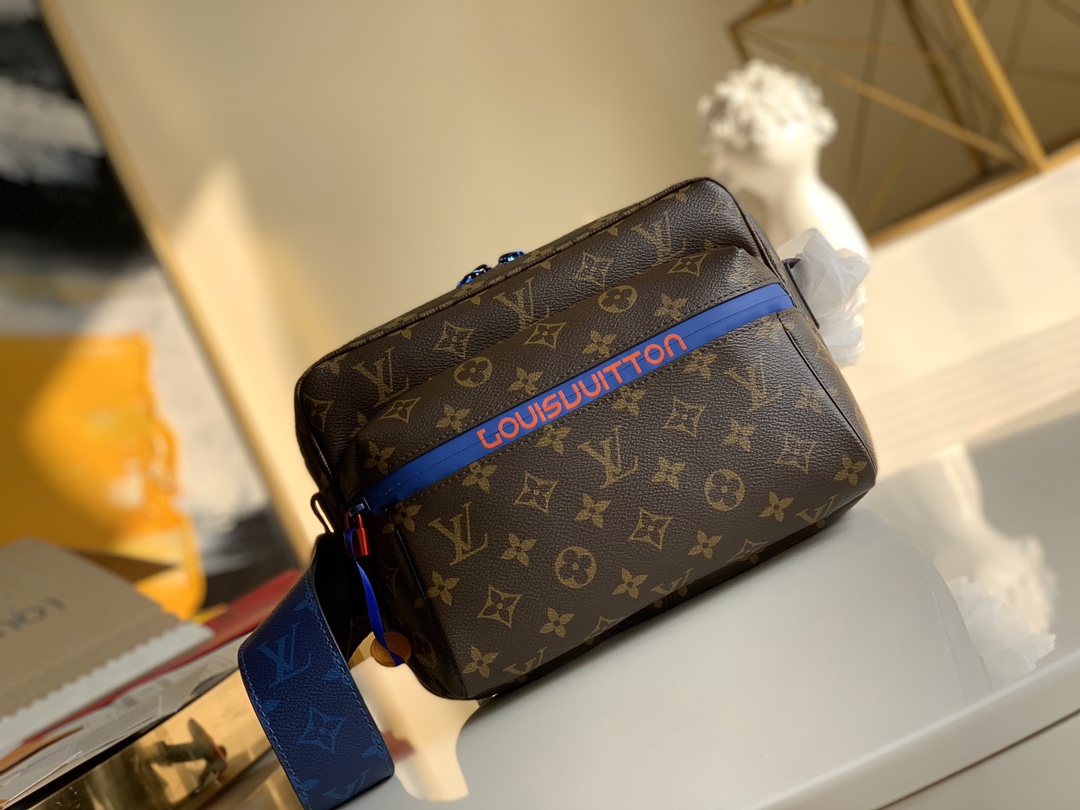 NO:396666,【Exclusive real shot M43843】MESSENGER mailer bag is a new Messenger small messenger bag made of LV coated canvas with braided straps, waterproof zippers, drawstrings and colored metal trims, showing off their sporty style, ideal companion in business work, with super high-quality packaging size 25x19x5.5cm D.650,LV [original leather],louis vuitton19860909【独家实拍M43843】MESSENGER 邮差包出自男装艺术总监Kim Jones之手的新款Messenger小号邮差包 LV涂层帆布材质 配有编织带 防水拉链 抽绳与彩色金属饰件 尽显运动风范 商务工作中的理想伴侣 配超精品包装 size 25x19x5.5cm D.650,LV【原厂皮】,louis vuitton,Bag