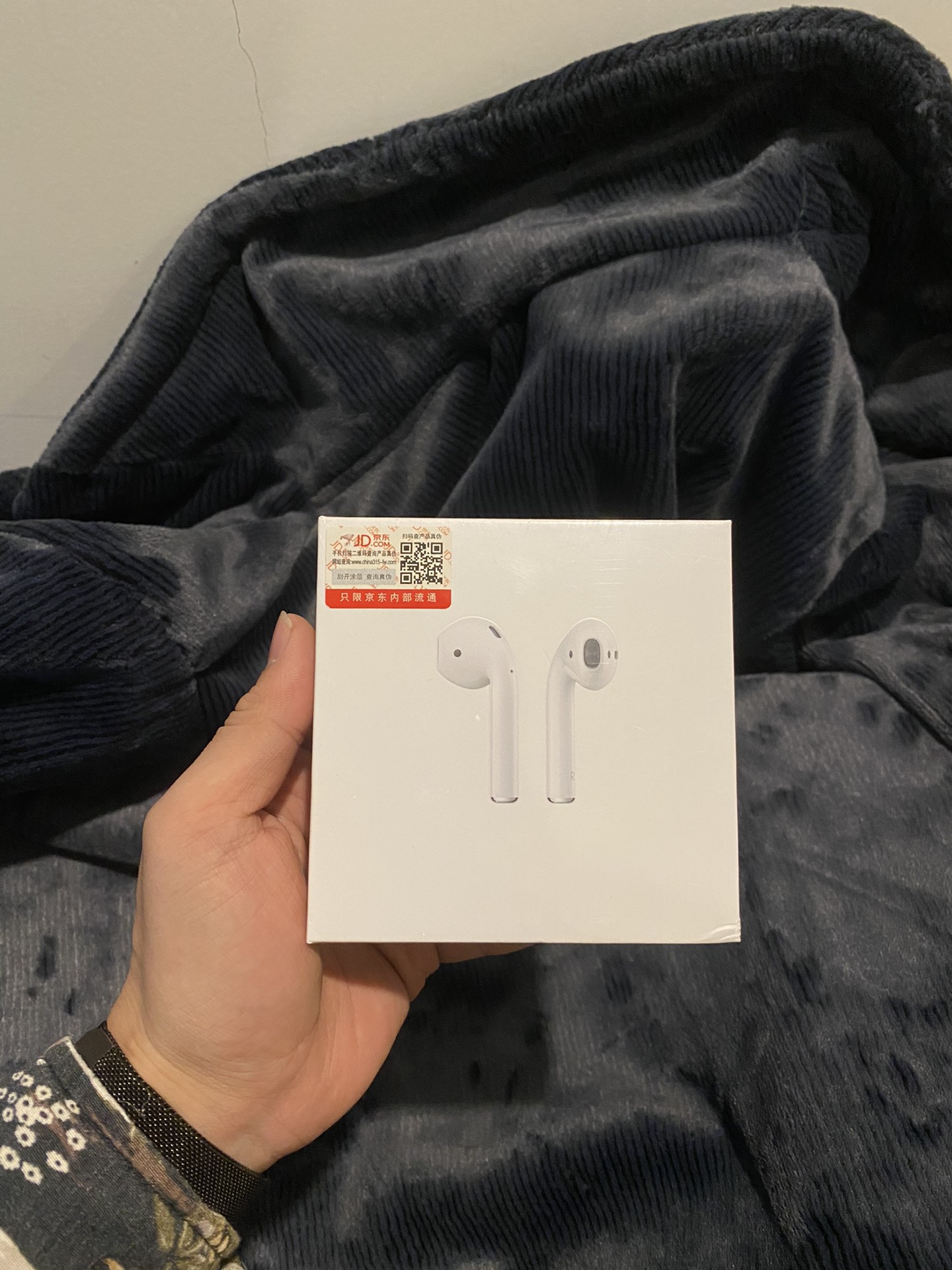 年终让利💰80 原价1xx版本
非市面库存特价货 质量稳定 可退换‼️
苹果AirPods二代耳机 京东正版
络达虎头主板 负一屏长显+电量稳定
光感入耳检测+触摸切歌IC
原厂49g外壳 手感重量接近正品!
震膜14.2原喇叭 主打HiFi完美音质
5.0蓝牙解码Aac协议 双耳通话模式!
随意设置改名定位 游戏视频不延迟!
高速弹窗连接 无需手动设置!
耳机充满可使用3-4小时,电池盒待机72小时!
赠送保护壳 京东防伪标 京东发票 发货袋等全套配件!