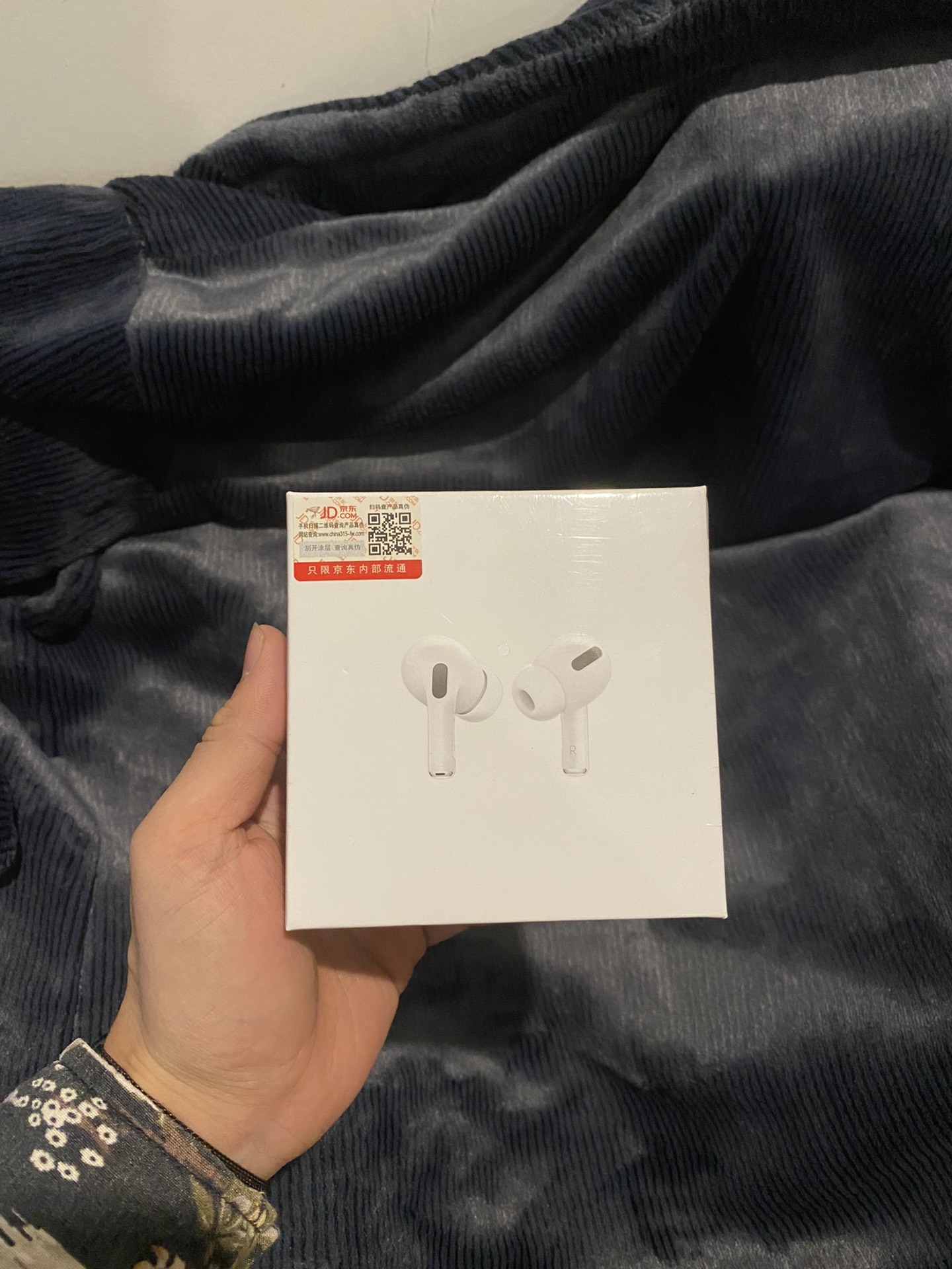 年终让利💰100 原价1xx版本 非市面便宜通货 质量稳定 可退换‼️ 苹果AirPodsPro三代耳机 京东正版 络达虎头主板 负一屏长显+电量稳定 真实降噪通透模式 随意切换! 原厂黑网罩+开孔降噪网 重量同步正品56g! 设置随意改名跟定位 带IPX4防水功能! 按压切歌操作 三真电量显示 ACC无损解码! 配套四个原装带网耳塞 配件同步正品! 耳机充满可使用3-4小时,电池盒待机72小时! 赠送保护壳 京东防伪标 京东发票 发货袋等全套配件!