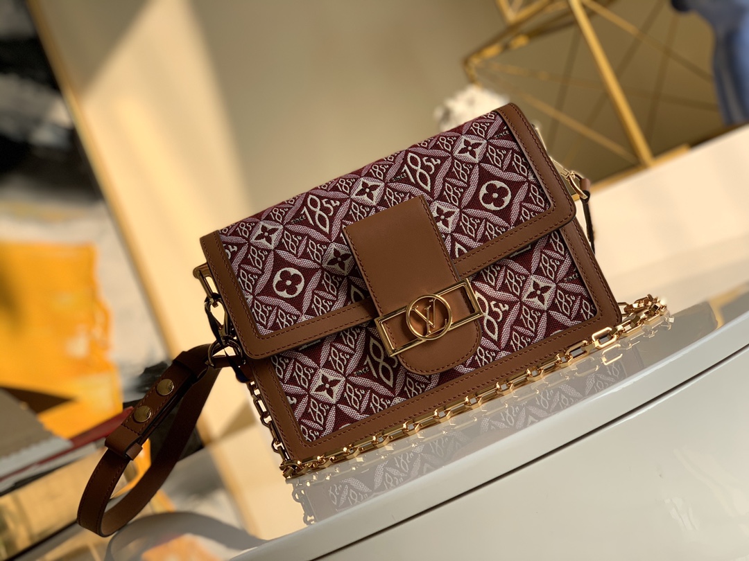 NO:396660,【Exclusive real photo M57211 red】M44391Dauphine medium handbag This Dauphin medium handbag is made of brand new Since 1854 jacquard fabric, with woven brushstrokes depicting Monogram flowers, LV logos and 1854 numbers representing the birth of the brand. The inner compartment and removable shoulder straps are convenient for daily carrying. Size 25.0 x 17.0 x 10.5 cm X.,LV [original leather],louis vuitton19860909【独家实拍M57211红】M44391Dauphine 中号手袋 本款 Dauphine 中号手袋取材全新 Since 1854 提花织物,以梭织笔触描绘 Monogram 花卉、LV 标识和代表品牌诞生之年的 1854 数字.内隔层和可拆卸肩带方便日常背携. 尺寸25.0 x 17.0 x 10.5 厘米 X.,LV【原厂皮】,louis vuitton,Bag