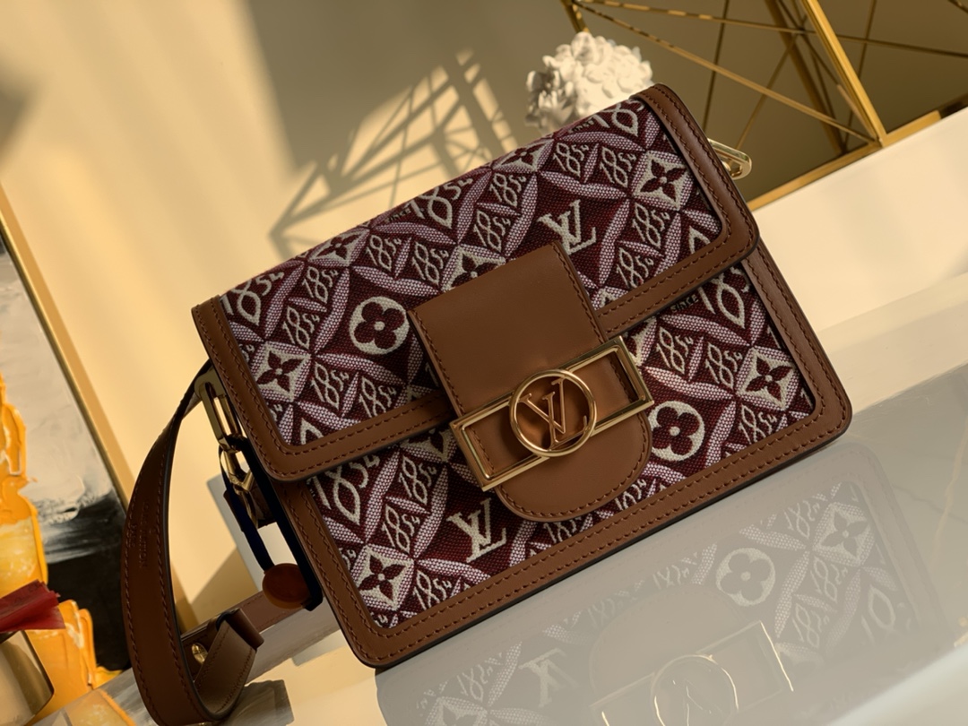 NO:396657,【Exclusive real photo 57172 red】M44580Dauphine small handbag This Dauphin small handbag is made of brand new Since 1854 jacquard fabric, with woven brushstrokes depicting Monogram flowers, LV logos and 1854 numbers representing the birth of the brand. The inner compartment and removable shoulder straps are convenient for daily carrying. Size 20.0 x 15.0x 9.0 cm X.,LV [original leather],louis vuitton19860909【独家实拍57172红】M44580Dauphine 小号手袋 本款 Dauphine 小号手袋取材全新 Since 1854 提花织物,以梭织笔触描绘 Monogram 花卉、LV 标识和代表品牌诞生之年的 1854 数字.内隔层和可拆卸肩带方便日常背携. 尺寸20.0 x 15.0x 9.0厘米 X.,LV【原厂皮】,louis vuitton,Bag
