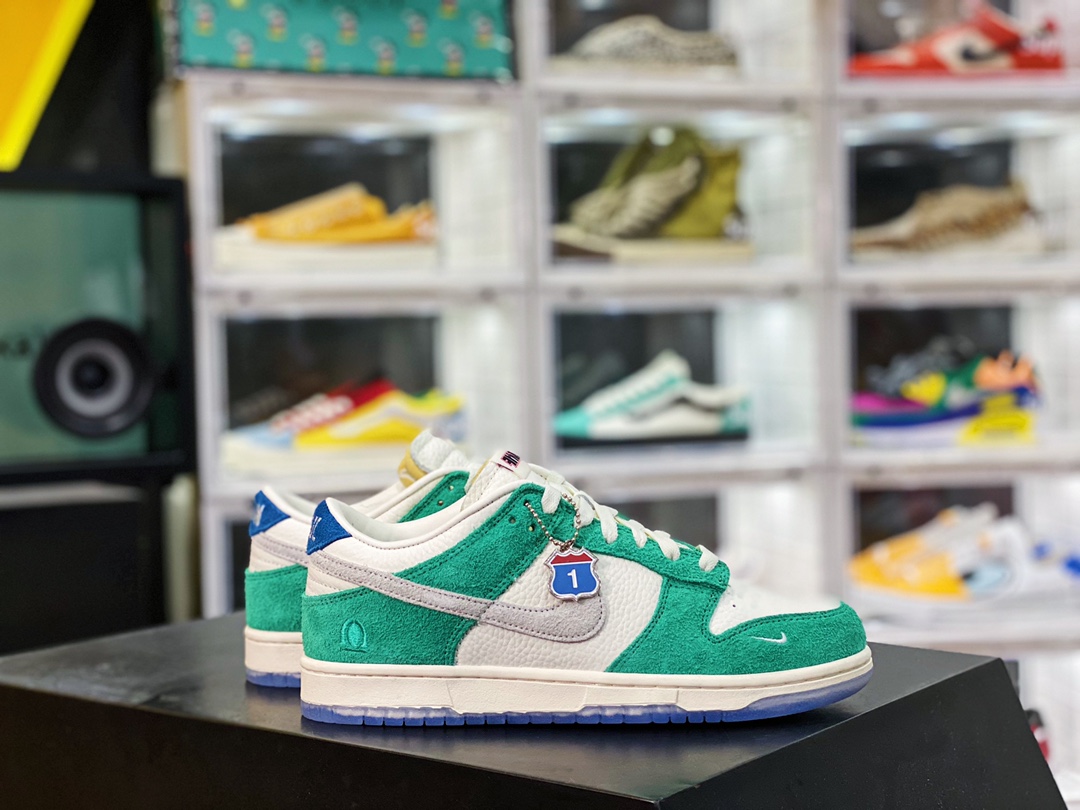 360 Kasina x Nike SB Dunk Low “Road Sign” 釜山行 #顶级AS版本 无正品不开发 ️ #正品同步还原 全面电脑针车 正品数据档案精准数据打造 ️ #原厂材质同步定制 支持NFC芯片过毒鉴定 ️ #原纸板楦头 私模大底 一针一线遵循原版 ️ 韩国最大街头服饰品牌 Kasina x Nike SB Dunk Low 联名系列,终于在近日迎来了实物曝光.本次曝光的配色有两款,一款为白蓝拼接搭配黄色 Swoosh,另一款为白绿拼接搭配灰色 Swoosh.两款配色均以荔枝皮革和翻毛皮材质打造,气质上十分高级.细节处,鞋头反差色 Mini Swoosh 提升鞋款辨识度,后跟 Kasina 标识与鞋舌韩文字样表明联名身份.另外,绿色的后跟绣有 BUSAN(釜山)和 SEOUL(首尔)字样,似乎表明韩国限定身份 货号:CZ6501-101 编码:chs8bjkdjdb