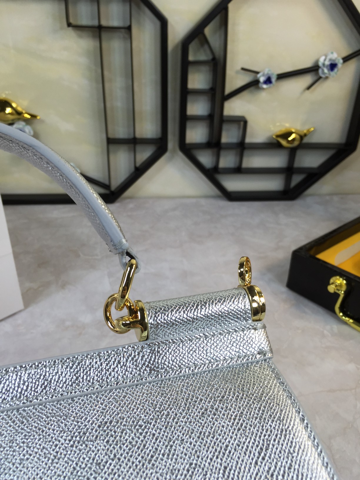 Luxury Platinum Gift Bags with Imported Palm-Grained Pelt and Original Hardware - 图片 2