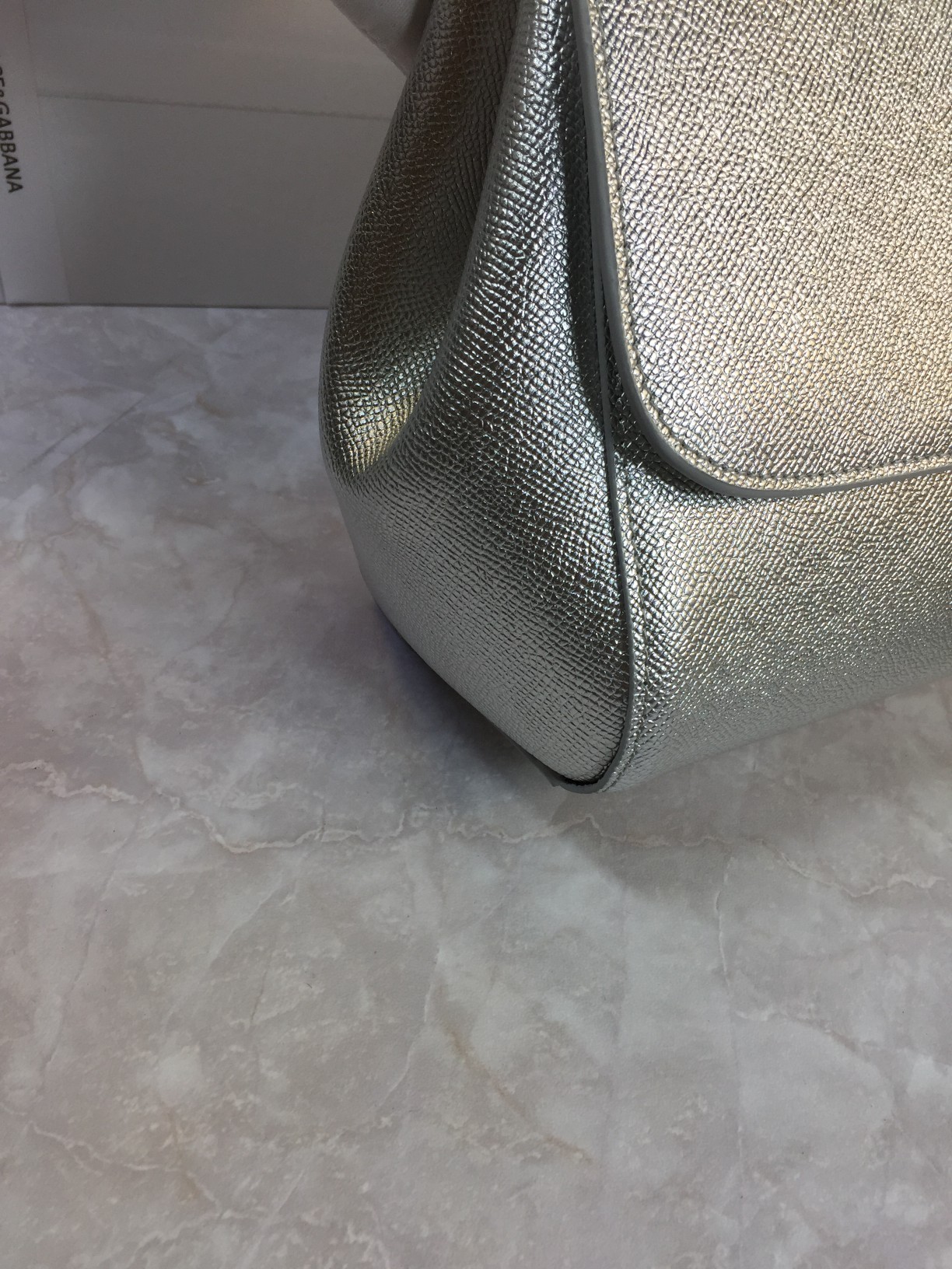 Luxury Platinum Gift Bags with Imported Palm-Grained Pelt and Original Hardware - 图片 4