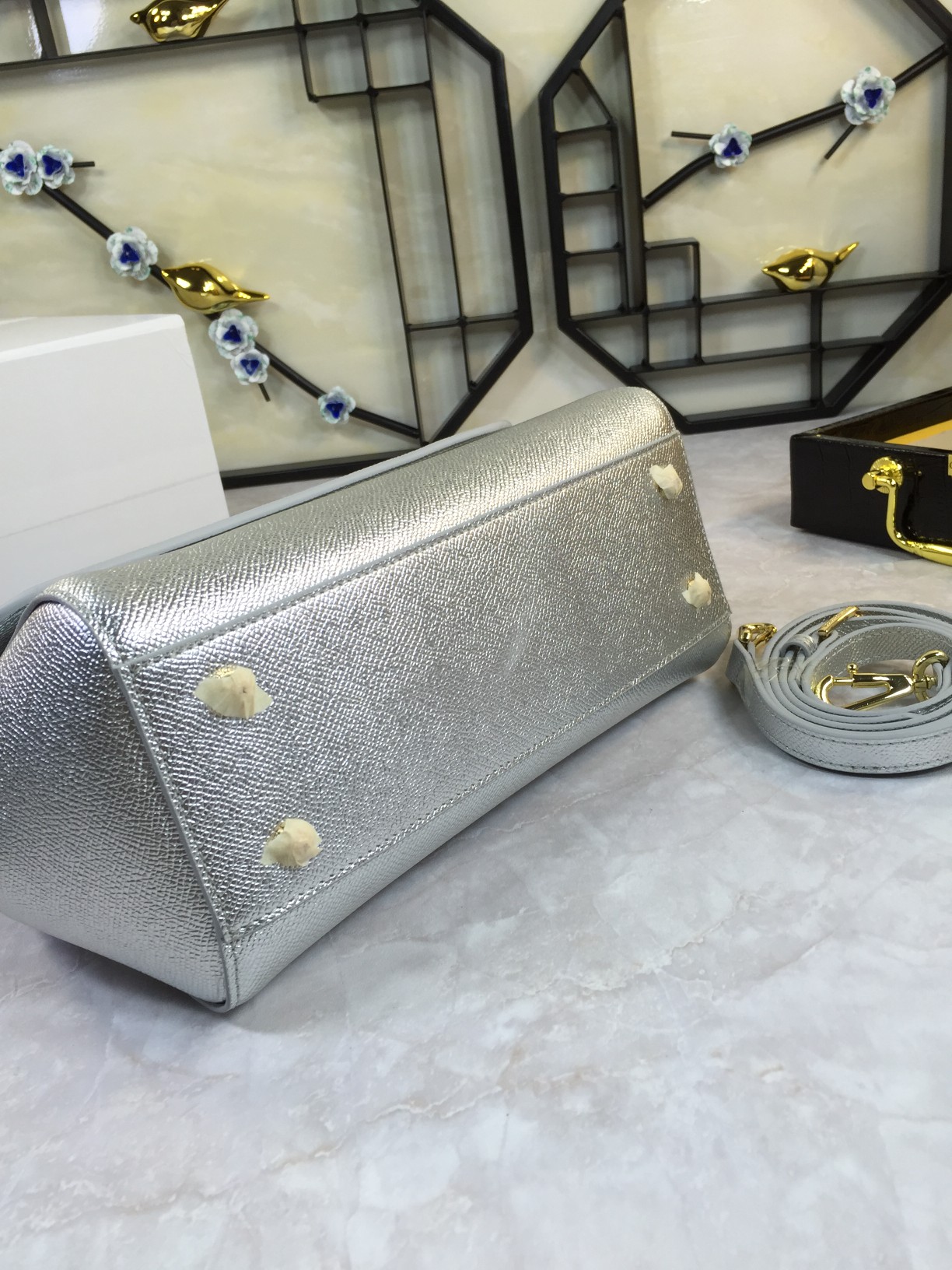 Luxury Platinum Gift Bags with Imported Palm-Grained Pelt and Original Hardware - 图片 6