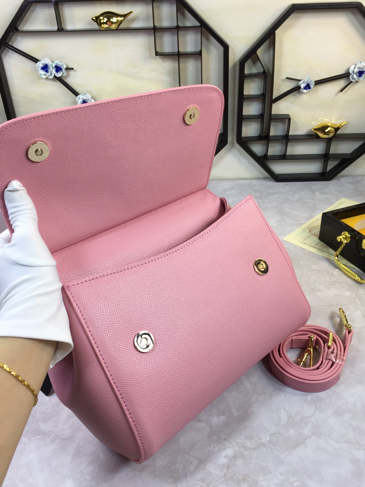 Luxury Platinum Gift Bags with Imported Palm-Grained Pelts and Original Hardware - 图片 6