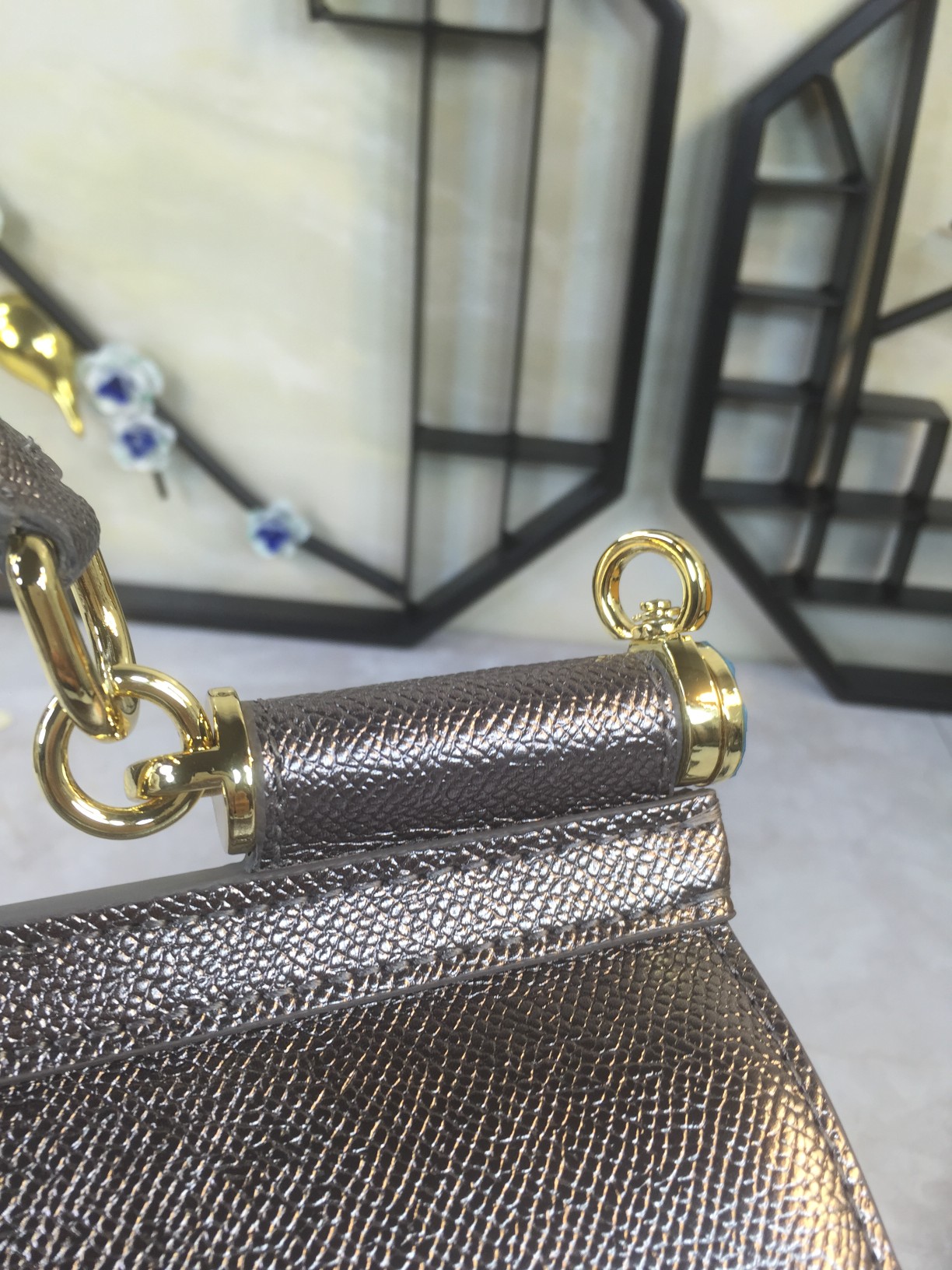 Luxurious Platinum Gift Bags with Imported Pelt and Hardware - 图片 2
