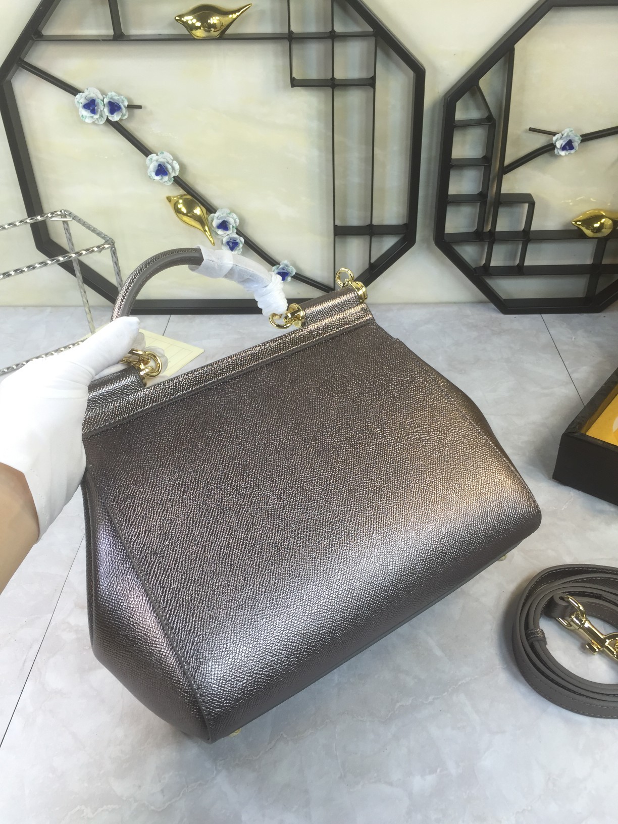 Luxurious Platinum Gift Bags with Imported Pelt and Hardware - 图片 4