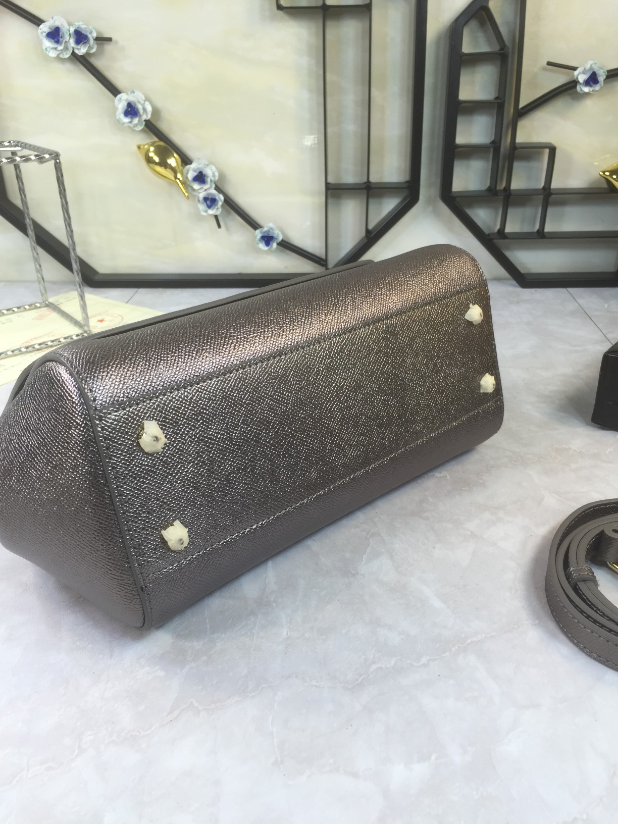 Luxurious Platinum Gift Bags with Imported Pelt and Hardware - 图片 5