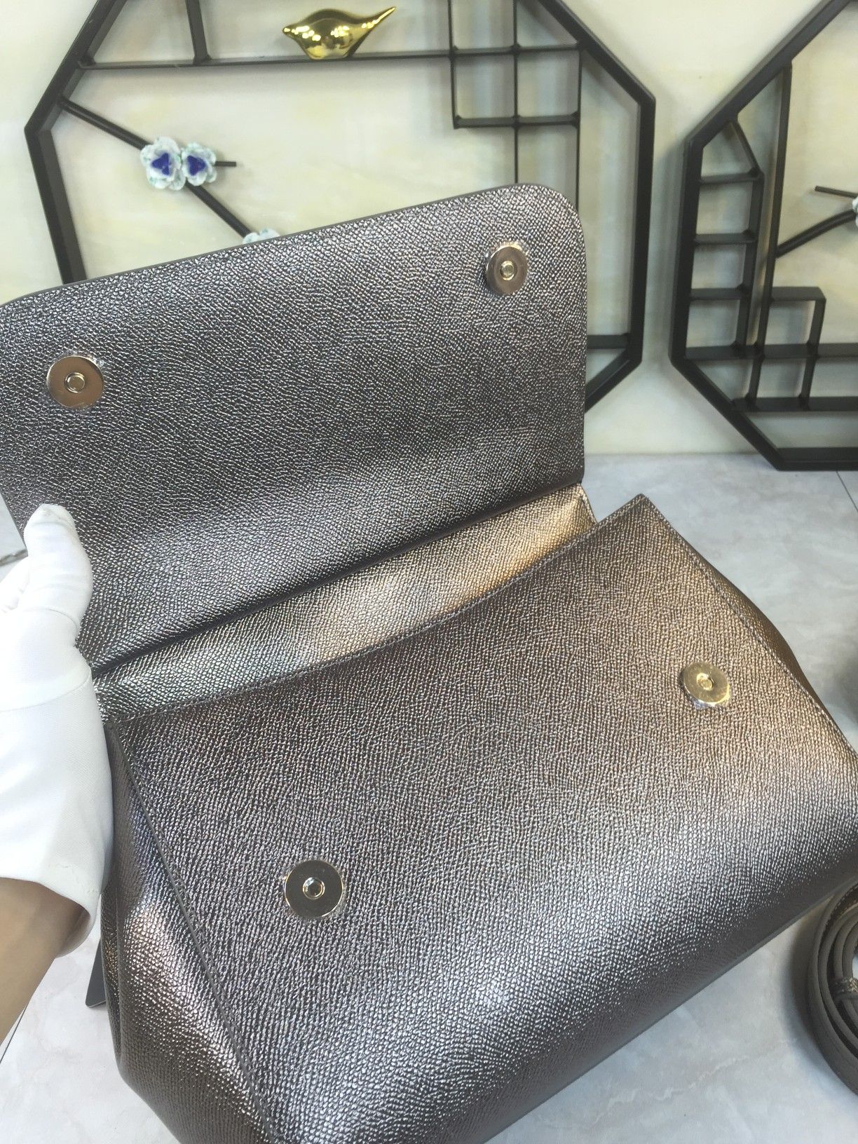 Luxurious Platinum Gift Bags with Imported Pelt and Hardware - 图片 6