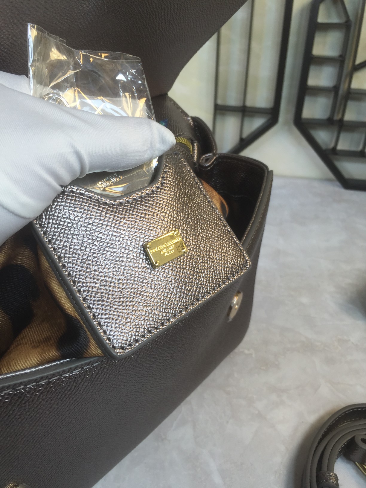 Luxurious Platinum Gift Bags with Imported Pelt and Hardware - 图片 8