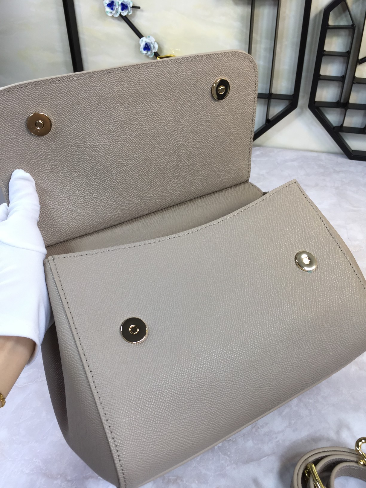 Luxury Platinum Gift Bags with Imported Palm-Grained Pelts and Original Hardware - 图片 7