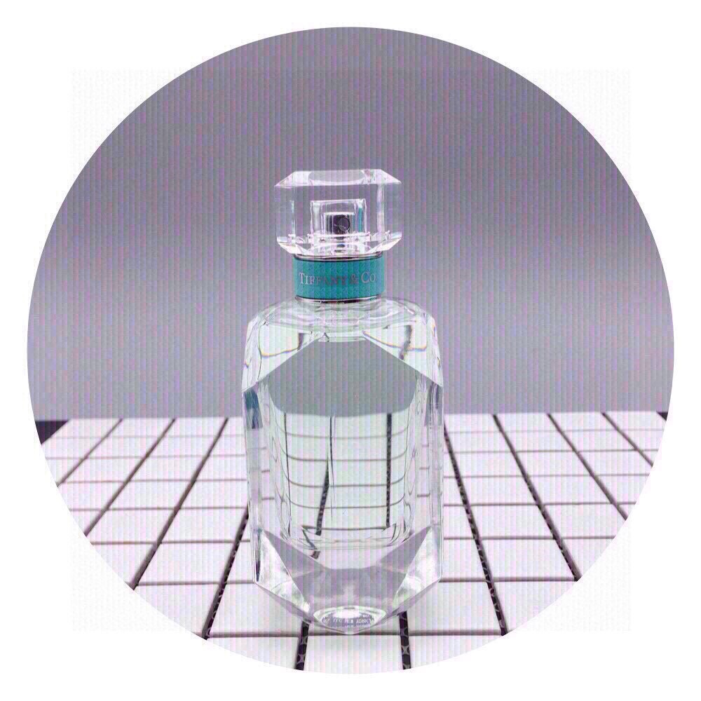 P F 140【专 柜版】
💬香水界·颜值最高版/贵族香/75M L/EDP淡香水
法国T iffany co蒂 芙尼香 水coty合作款钻石瓶

香调：
前调:绿橘
中调:皇家鸢尾花
后调:广藿香和沉香

简介：
香味是受人喜欢的花香调，由清甜的柑橘打开，辅以珍贵的鸢尾花，而后融入一点点耐人寻味的广藿香和麝香。整个味道很舒服,不会甜的过腻,也不会被广藿香和麝香弄的头晕。原料的选择简单而有质感,一如它的品牌理念

微博有个妹子这样形容这款香 水，喜爱到空气里都想无时无刻能闻到它,以至于近几天晚上睡觉时,都会喷一点在手腕间,空气中是苦橙花的甘甜气息,脑袋里的小剧场就开始想象波托菲诺的海湾、押光光、绿树、鲜花。之前使用精油时,喜欢的就是橙花。细致甜蜜的橘子香,却又比橘子香更深沉复杂。”