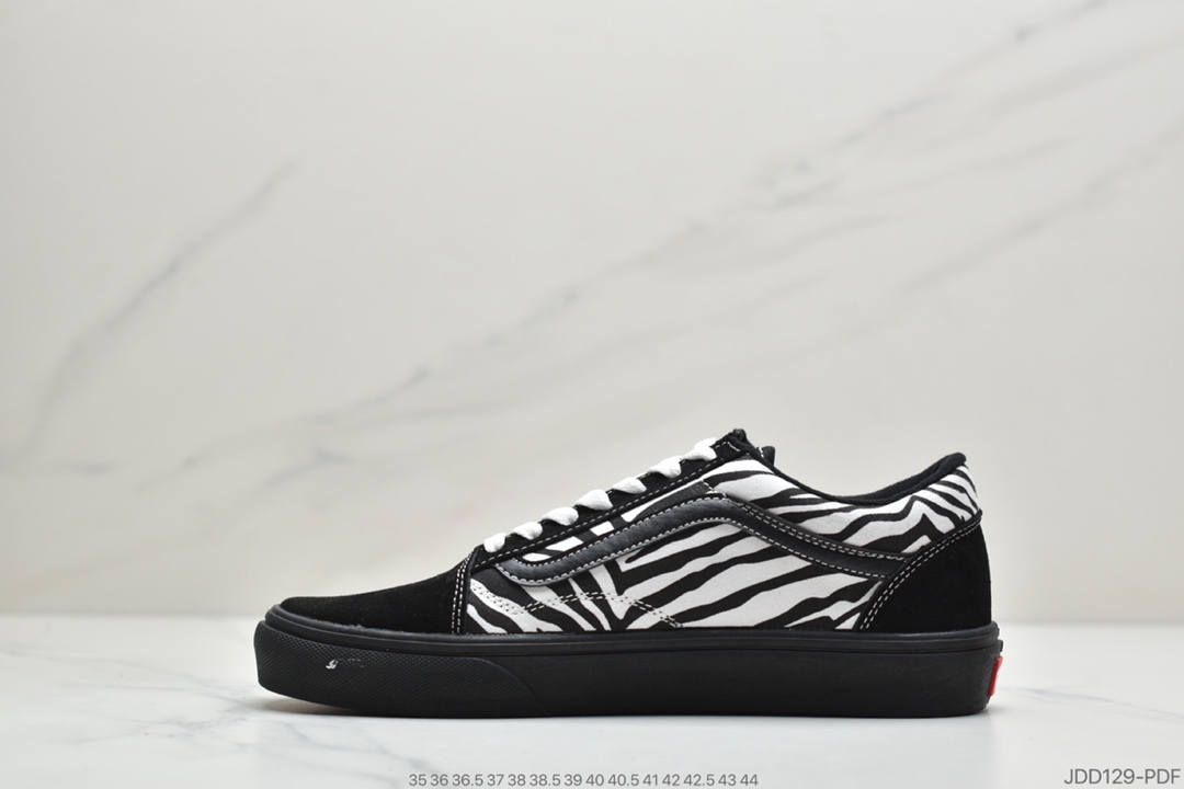 120 公司级 Vans 最新的艺术家联名是与 BJ Betts 一同打造，这位美国的传奇纹身艺术家、图形设计师将会和 Vans 联手拓展久未更新的 ”Made for the Makers” 匠人系列产品，将 BJ Betts 独特的审美风格和 Vans 传统轮廓结合，创造出兼具机能性和军事风的联名系列。 型号：GX18 Size：35 36 36.5 37 38 38.5 39 40 40.5 41 42 42.5 43 44 ID：JDD129-PDF
